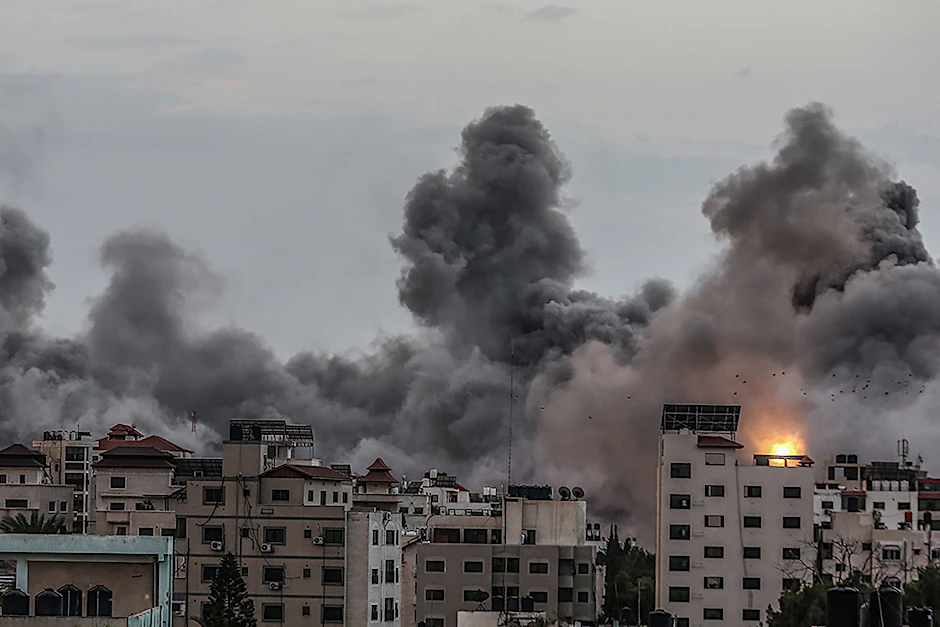 Israel greift als Reaktion auf den massiven Angriff der Hamas den Gazastreifen aus der Luft an.