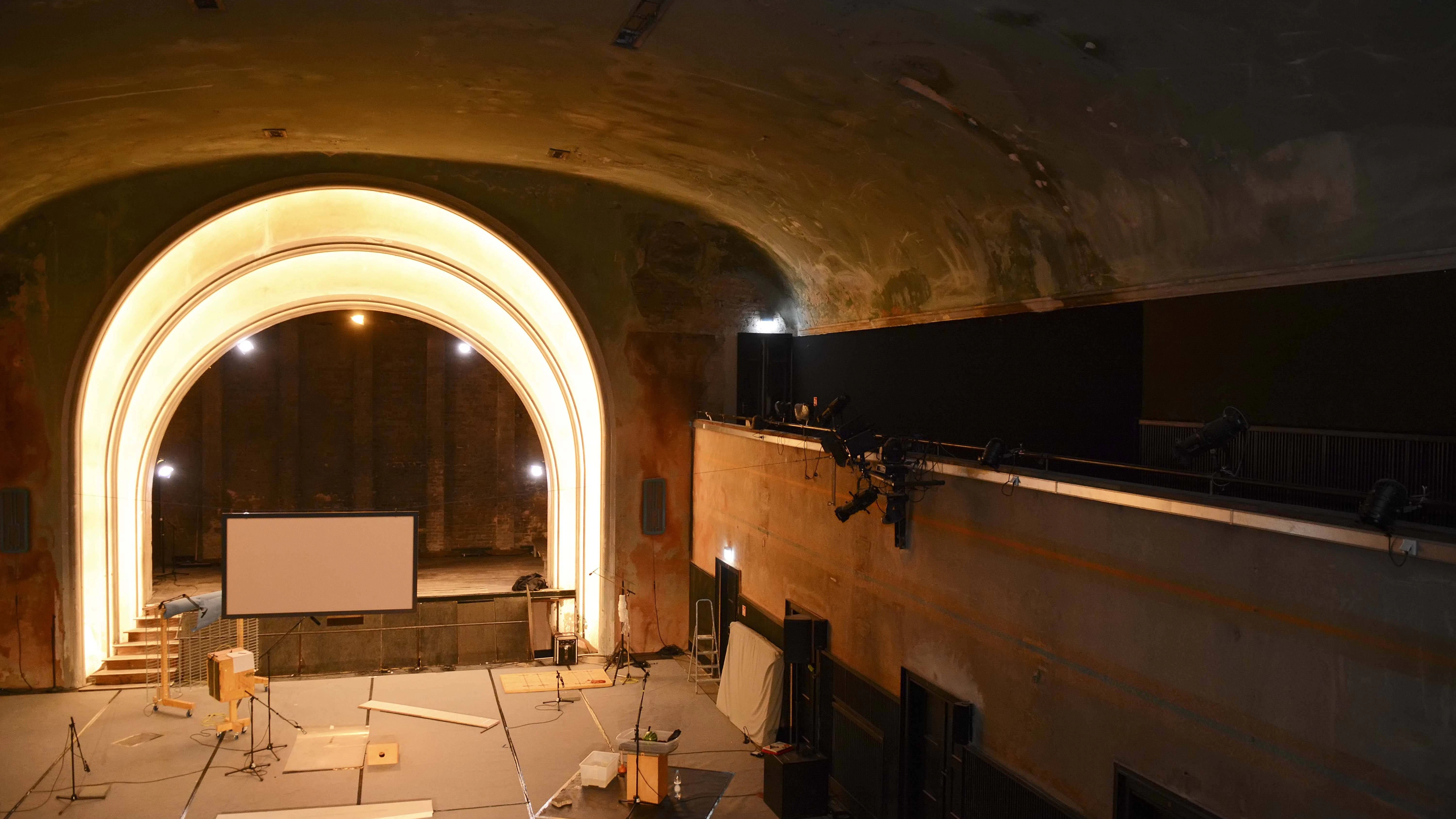 Das Kino Delphi in Weißensee: Hier wird in der Serie fleißig getanzt!