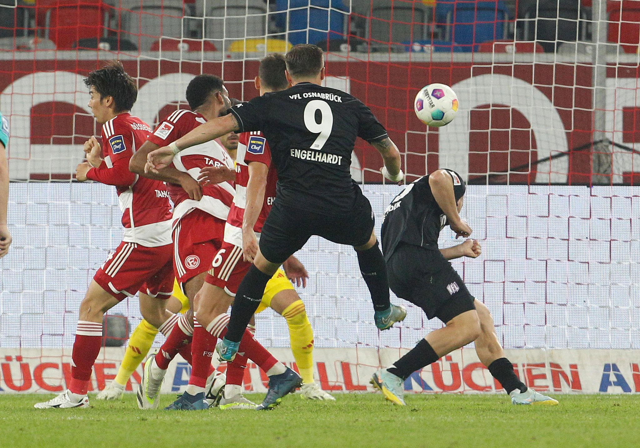 Osnabrücks Robert Tesche (M) vermasselte mit seinem Tor Fortuna Düsseldorf einen Heimsieg.  