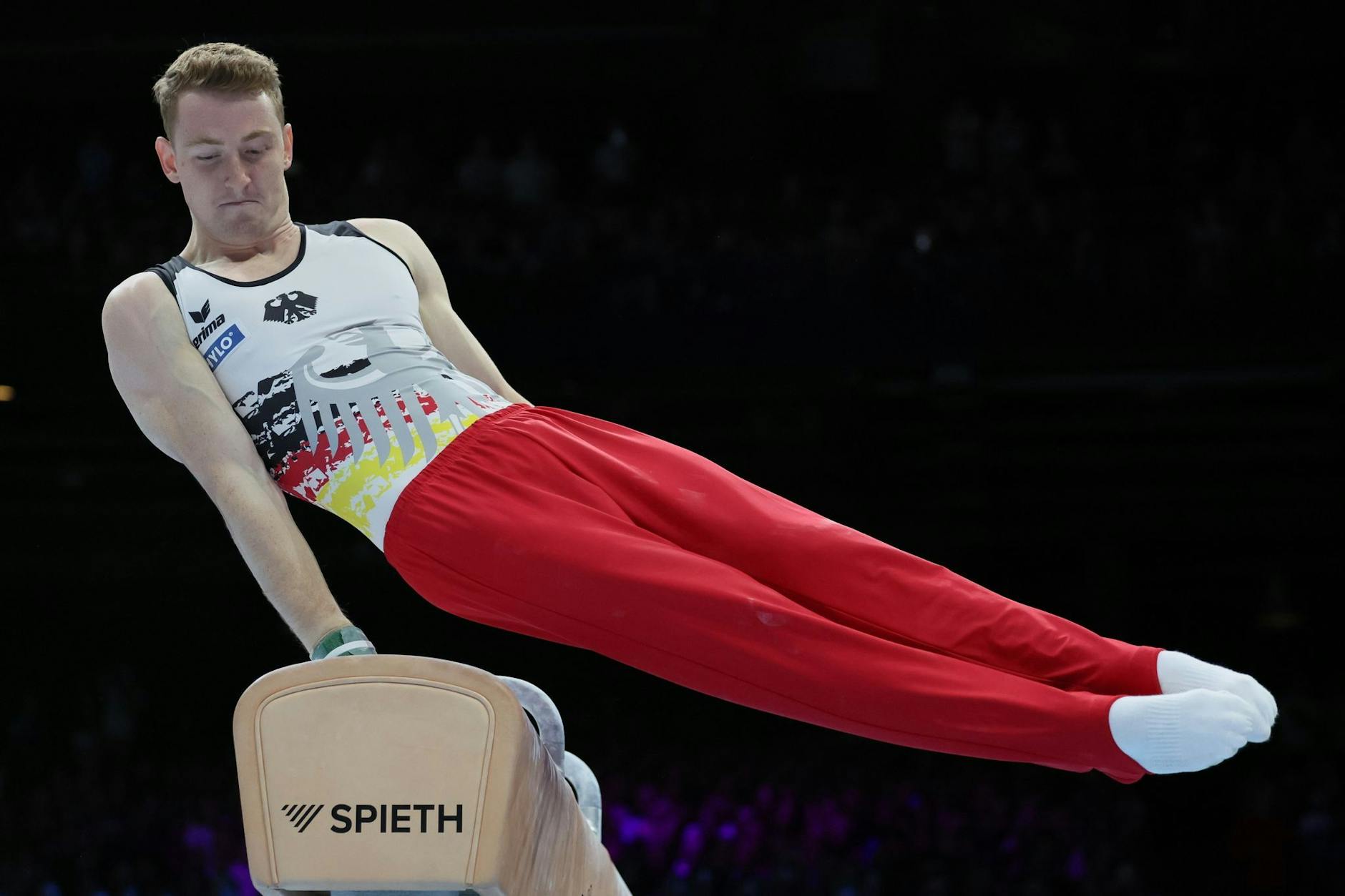 Der deutsche Turner Nils Dunkel zeigt bei der Turn-WM in Antwerpen am Pauschenpferd sein Können. Der 26-Jährige konnte das Finale als Siebter abschließen.