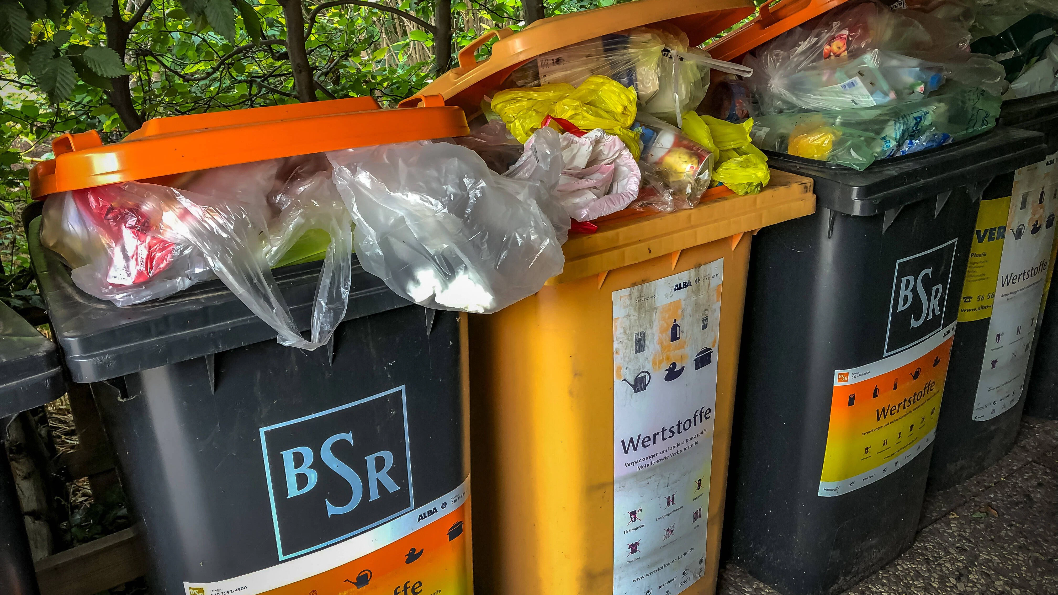 Volle Wertstofftonnen – so wird es diese Woche wohl auch in Berlin aussehen!