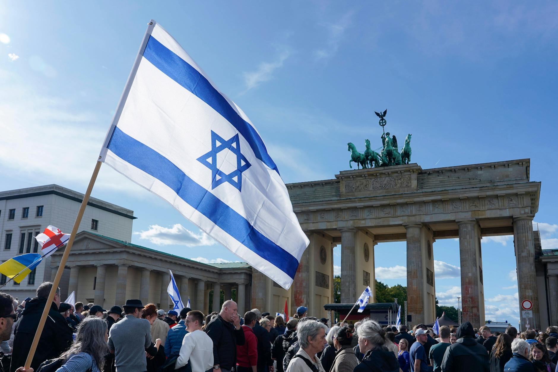 In Berlin fand am Sonntag vor dem Brandenburger Tor eine Solidaritätskundgebung für Israel statt. 