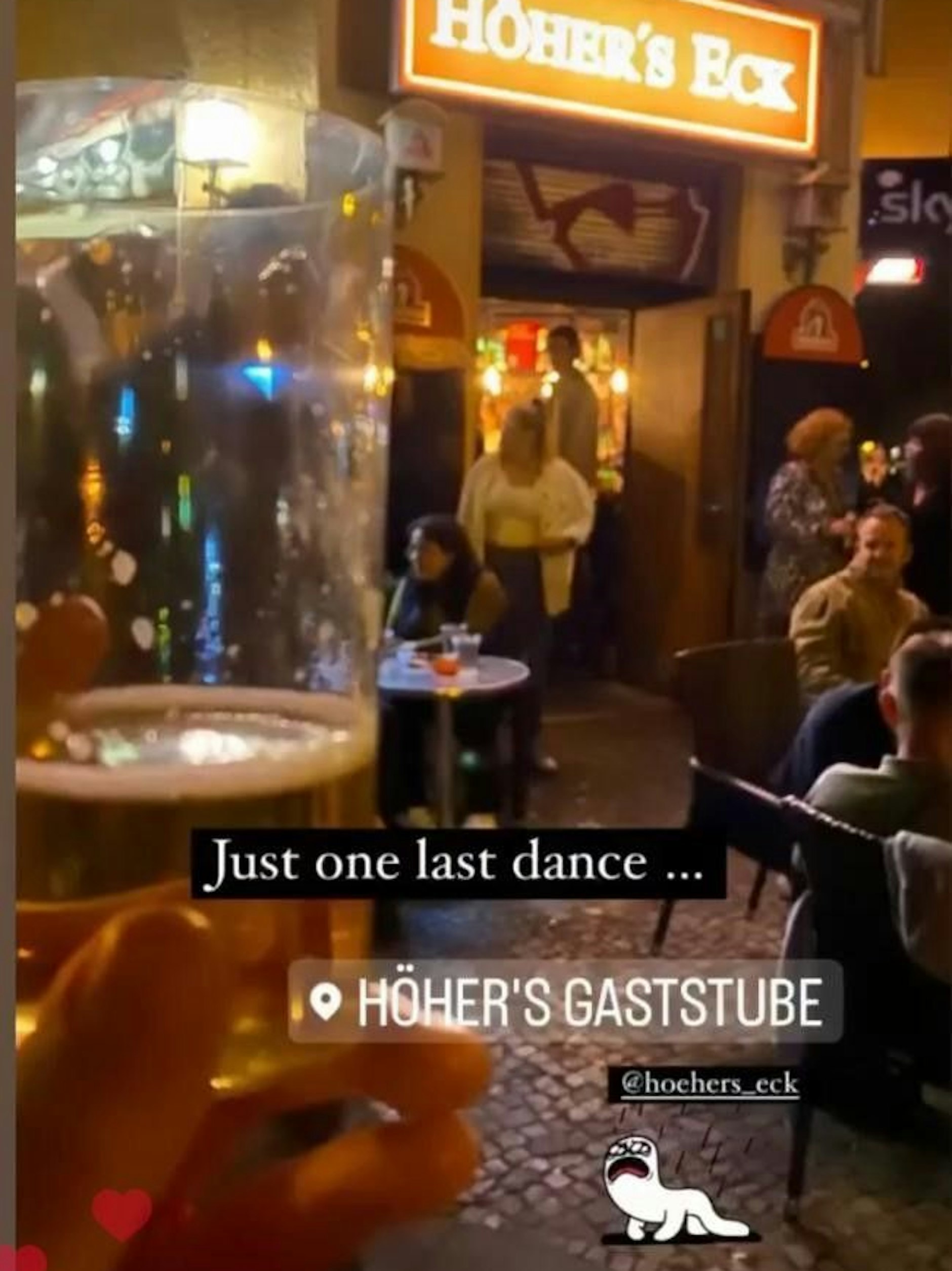 Alle waren noch einmal da, um das letzte Fass Bier zu leeren.