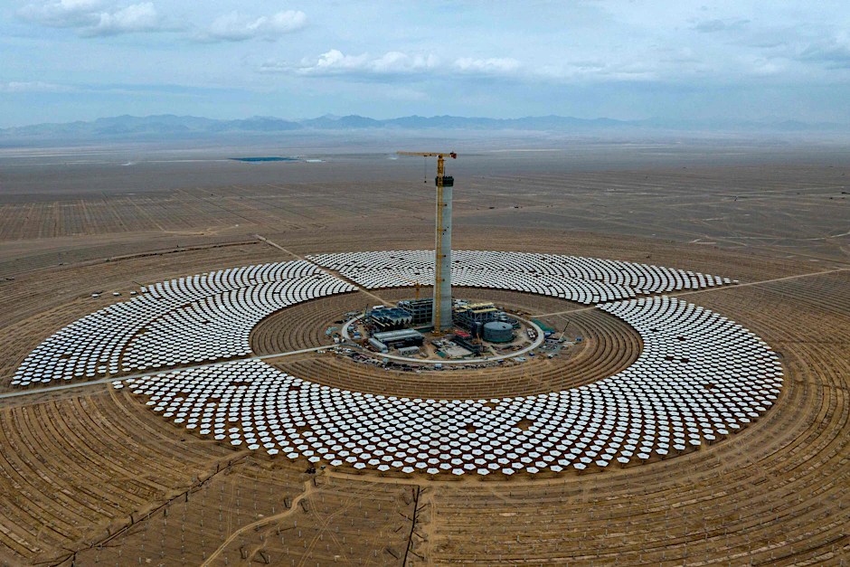 In Zhangye, in Chinas Nordwestprovinz Gansu, entsteht ein neues Fotovoltaik-Kraftwerk. Die Luftaufnahme entstand am 19. September 2023.