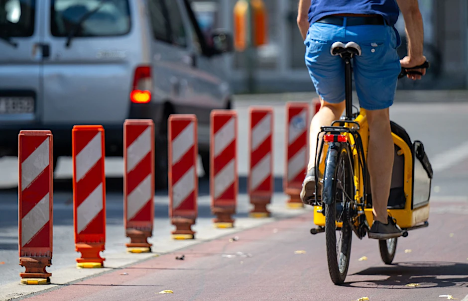 In ganz Berlin entstehen immer mehr geschützte Radfahrstreifen.
