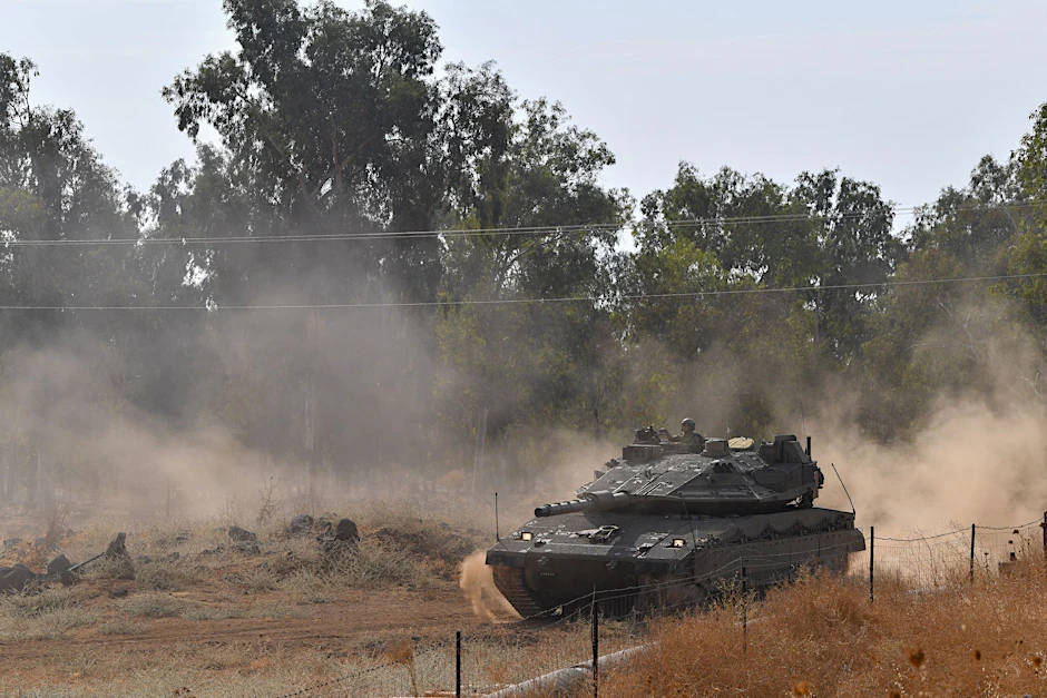 Ein israelischer Panzer bezieht nahe der Grenze zu Libanon Stellung.  