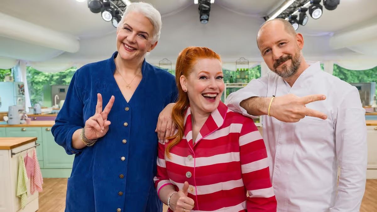 Die „Das große Backen“-Juroren Bettina Schliephake-Burchardt und Christian Hümbs mit Moderatorin Enie van de Meiklokjes (M.)