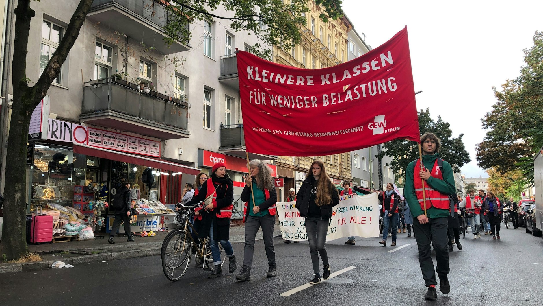 Lehrer demonstrierten am Dienstag in Berlin-Neukölln.