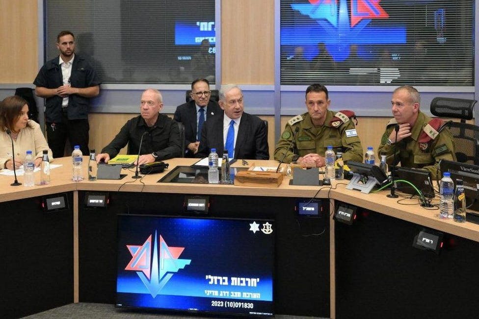 Benjamin Netanjahu (M.), Ministerpräsident von Israel, und Joaw Galant (3.v.l.), Verteidigungsminister von Israel, besprechen sich bei einer Sicherheitsbewertung nach dem Hamas-Großangriff auf Israel.&nbsp;