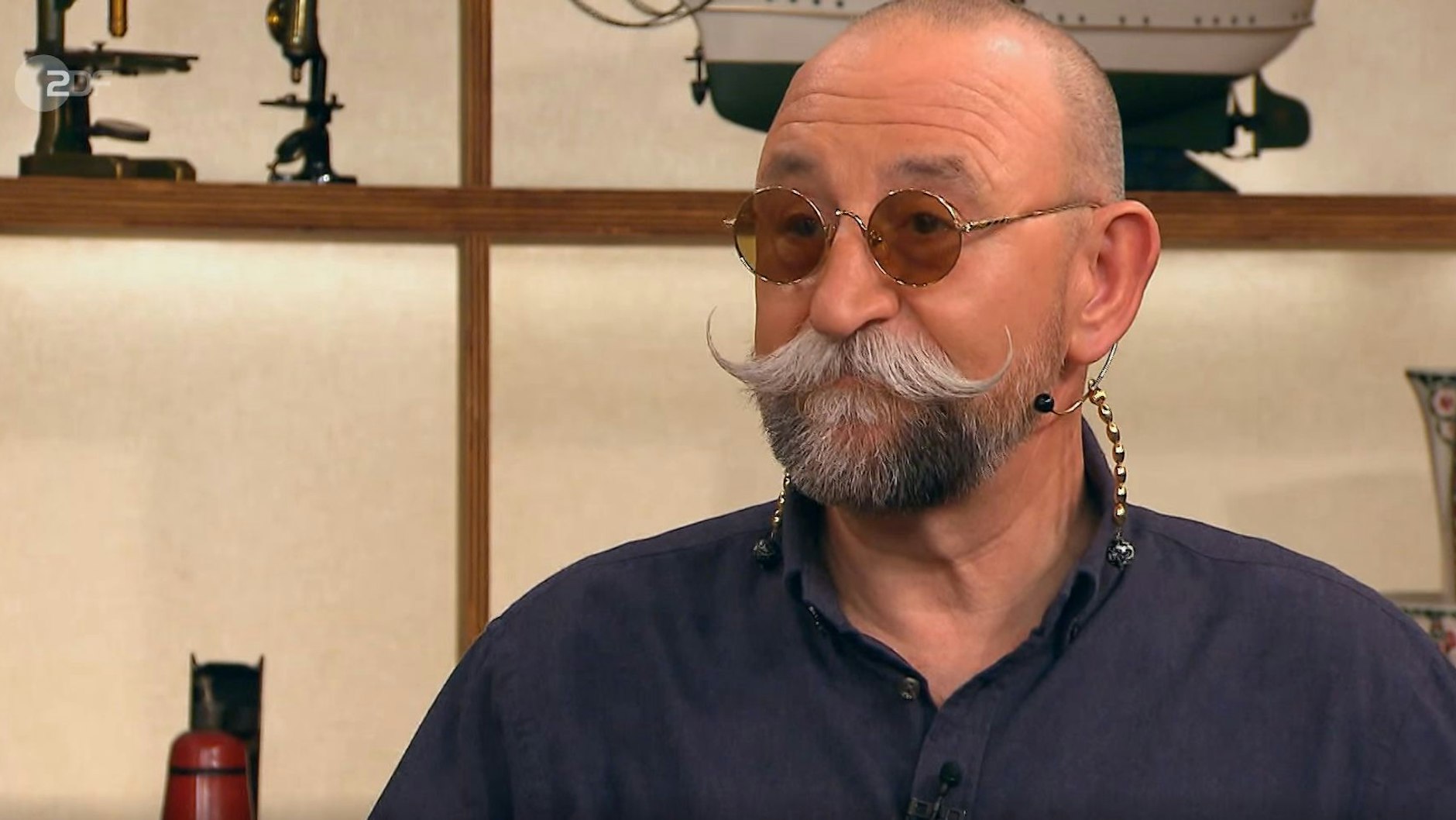 „Bares für Rares“-Moderator Horst Lichter scheint wie gemacht für die Steampunk-Brille.