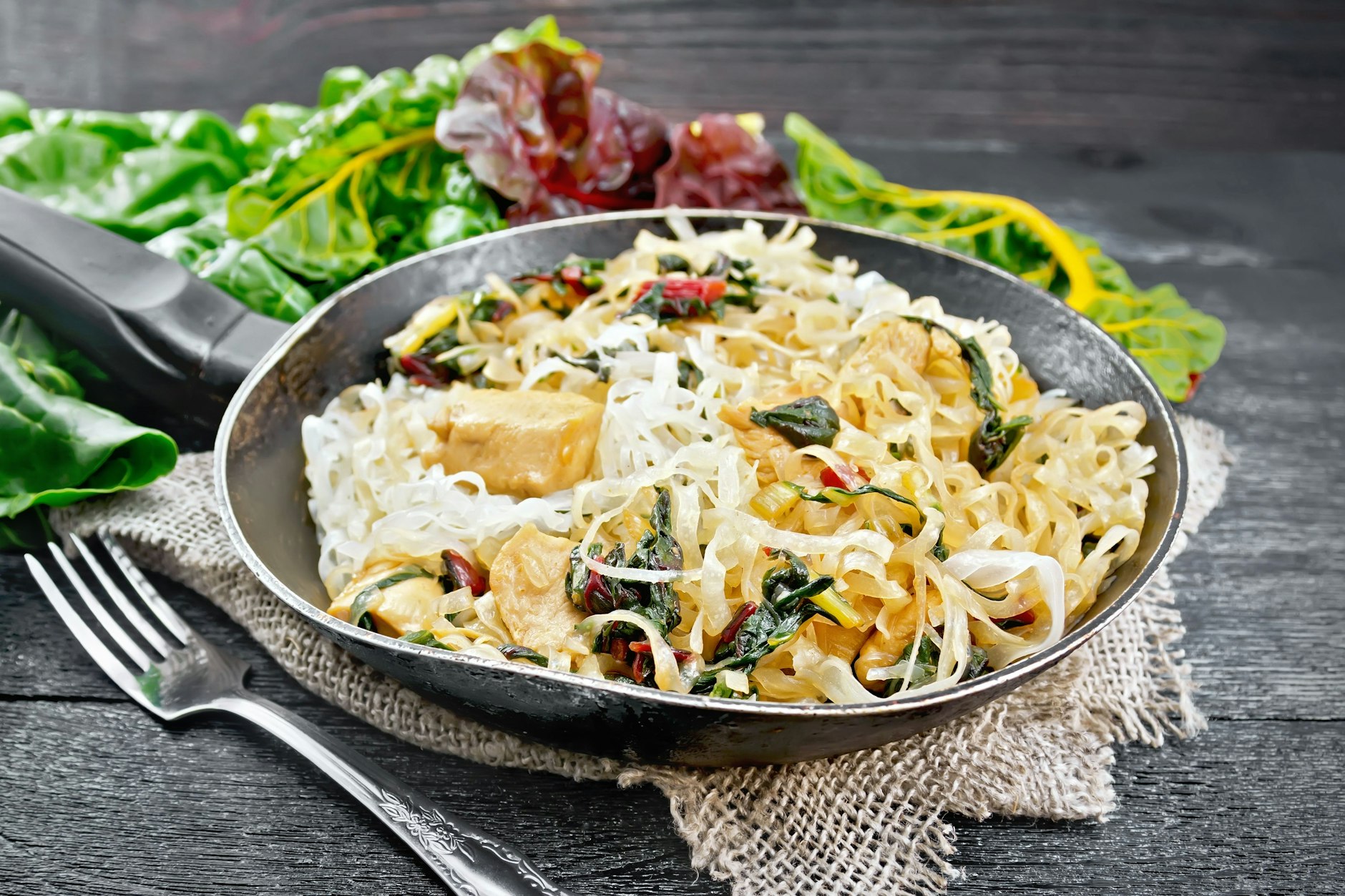 Zu Nudelgerichten passt Mangold ausgezeichnet. Bereiten Sie doch mal unser Schlemmergericht Nudeln mit Mangold-Sahne und Parmesan zu.&nbsp;