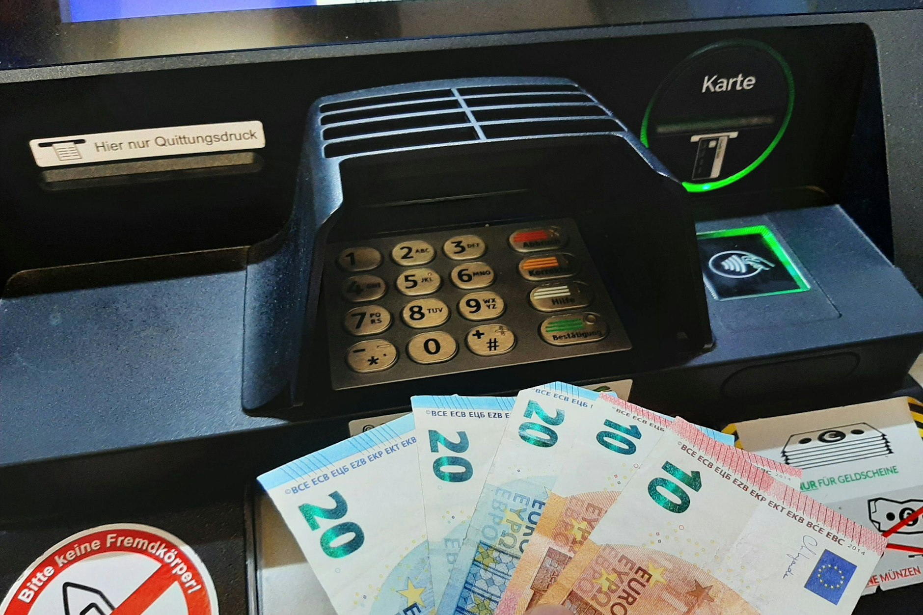 Wer für unvorhergesehene Ausgaben nicht genug Geld auf dem Konto hat, kann in der Regel einen Dispokredit in Anspruch nehmen.