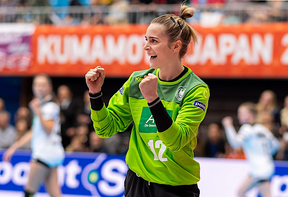 ARCHIV - Handball-Torhüterin Dinah Eckerle verschiebt ihr Comeback nach der Geburt ihrer Tochter.  