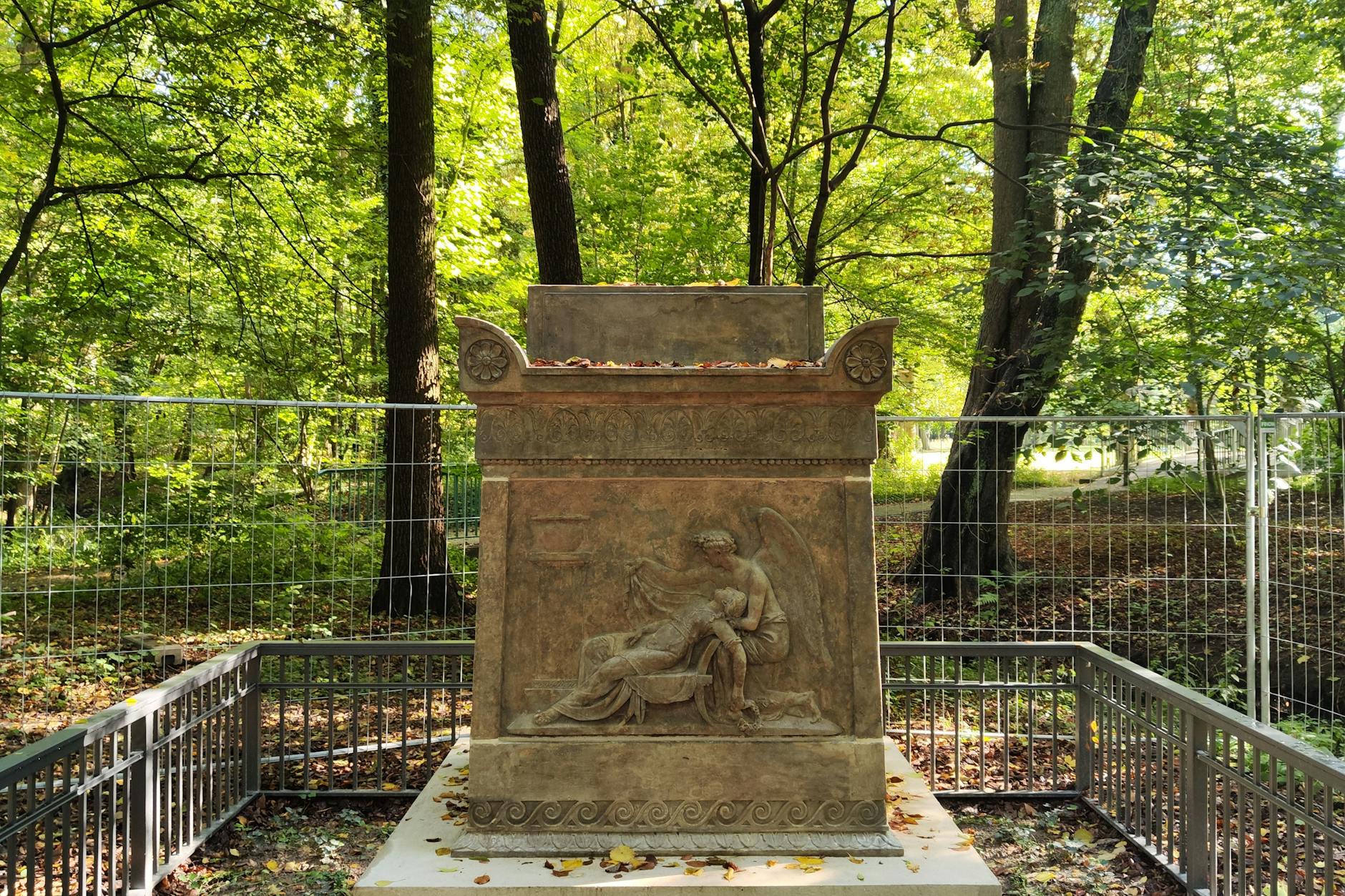 Das Grab der Julie von Voß, wie es fortan wieder im Schlosspark Buch zu sehen sein wird.