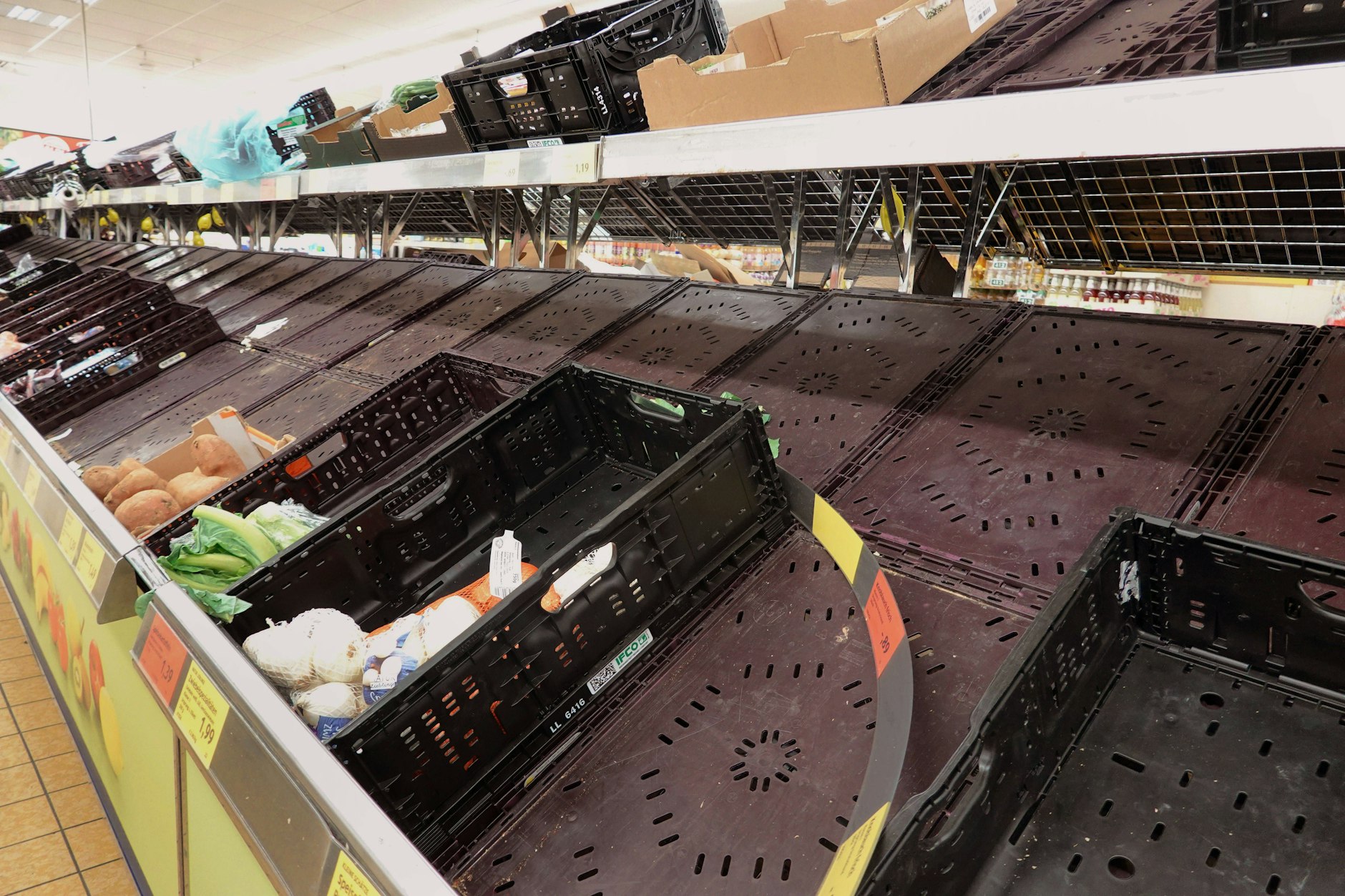 Der Einzelhandel will streiken! Viele Supermarktregale werden wohl nicht befüllt werden. (Archivbild)