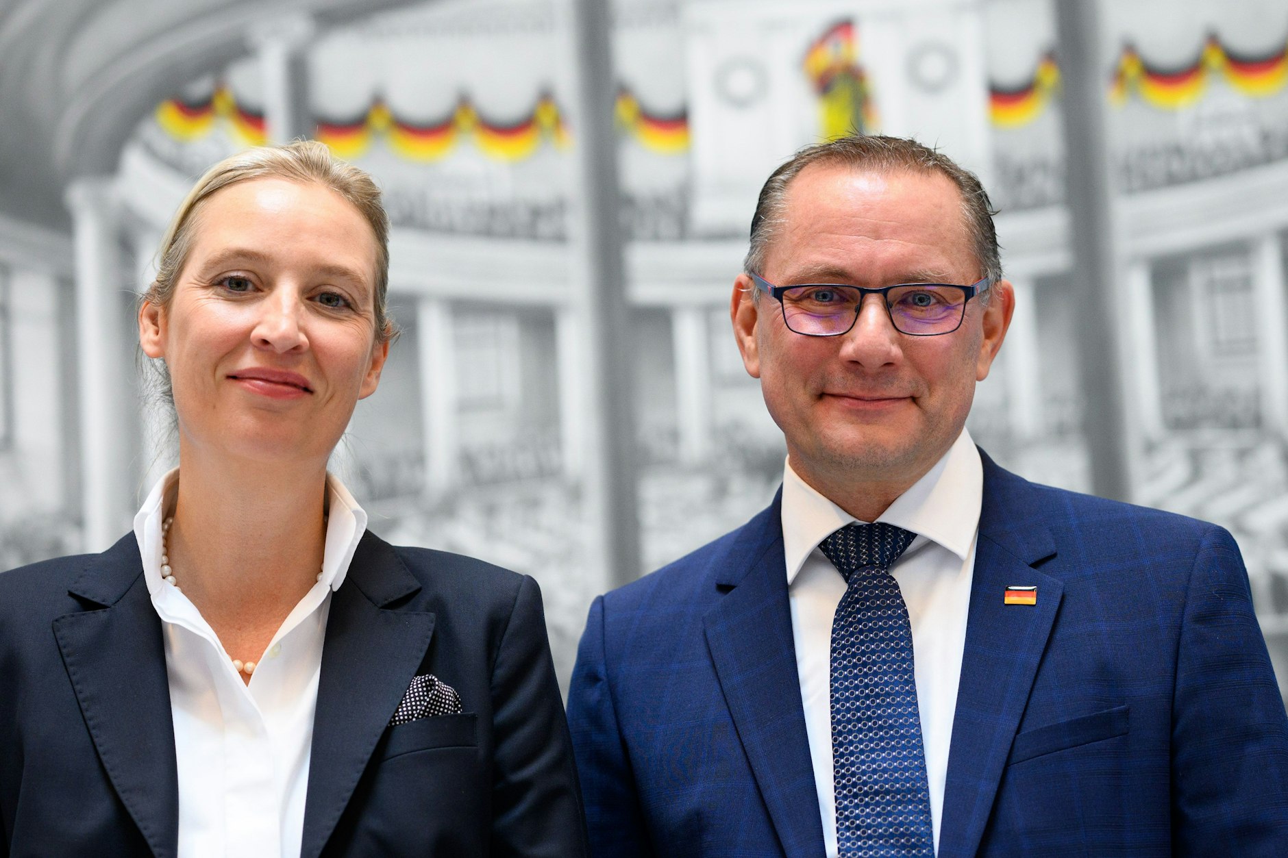 Die AfD-Fraktions- und Parteivorsitzenden Alice Weidel und Tino Chrupalla am Dienstag vor der Sitzung der Bundestagsfraktion der AfD. Beide wurden wiedergewählt. Chrupalla trat erstmals nach dem Vorfall bei einer Wahlkampfveranstaltung in Bayern wieder öffentlich auf.&nbsp;