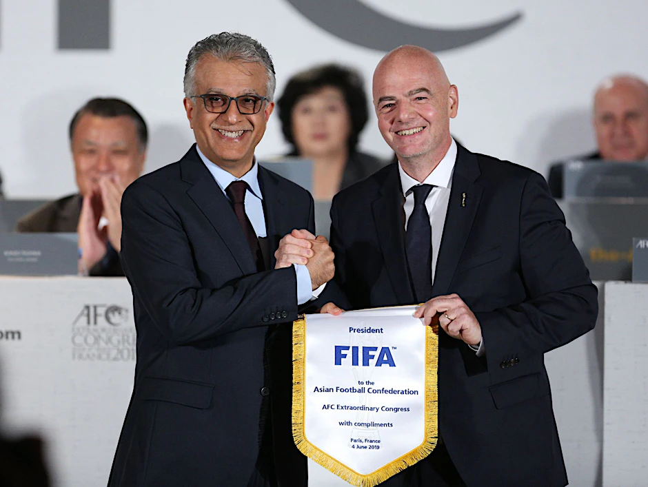 ARCHIV - FIFA-Präsident Gianni Infantino (r) uns AFC-Chef Scheich Salman bin Ibrahim Al Chalifa.  