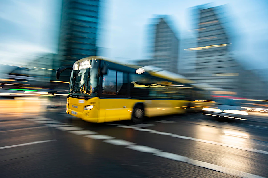 Ein Bus der BVG fährt am Potsdamer Platz. Das 29-Euro-Ticket kommt zurück nach Berlin