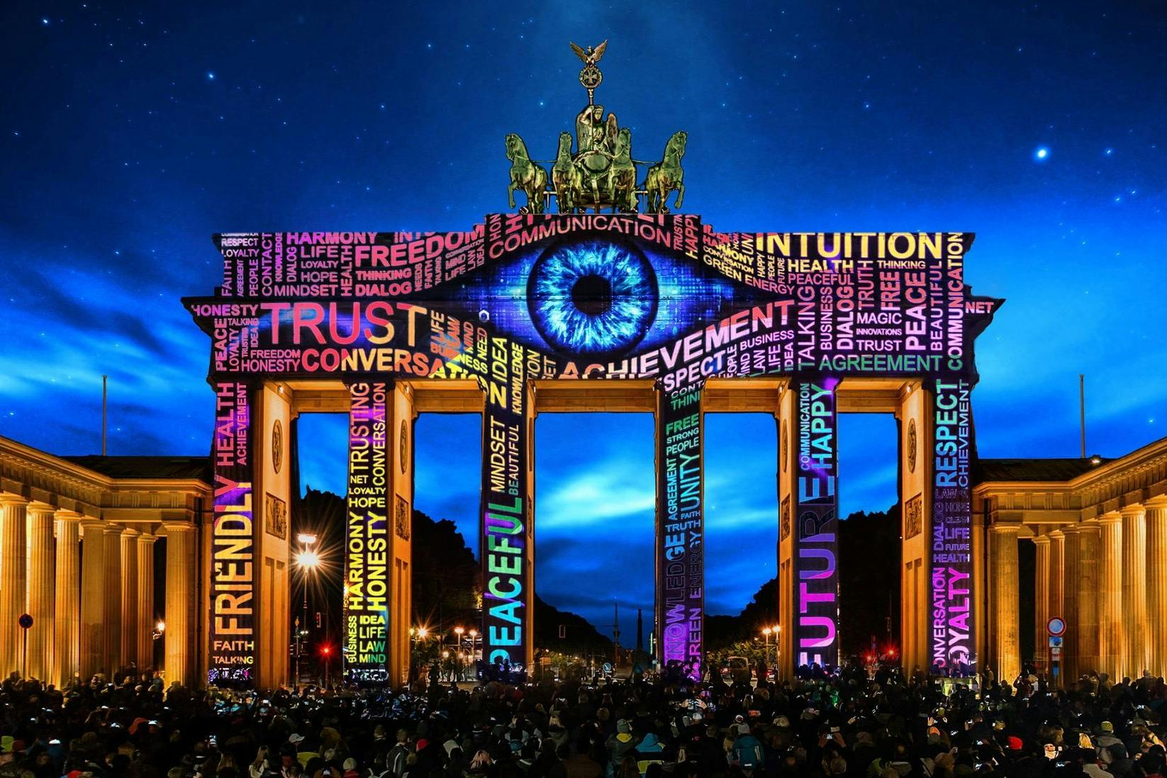 Saurons Auge? Der Blick der Vorsehung? Schlimmer geht immer. Dieses Kostüm musste das Brandenburger Tor am 29. September tragen. 