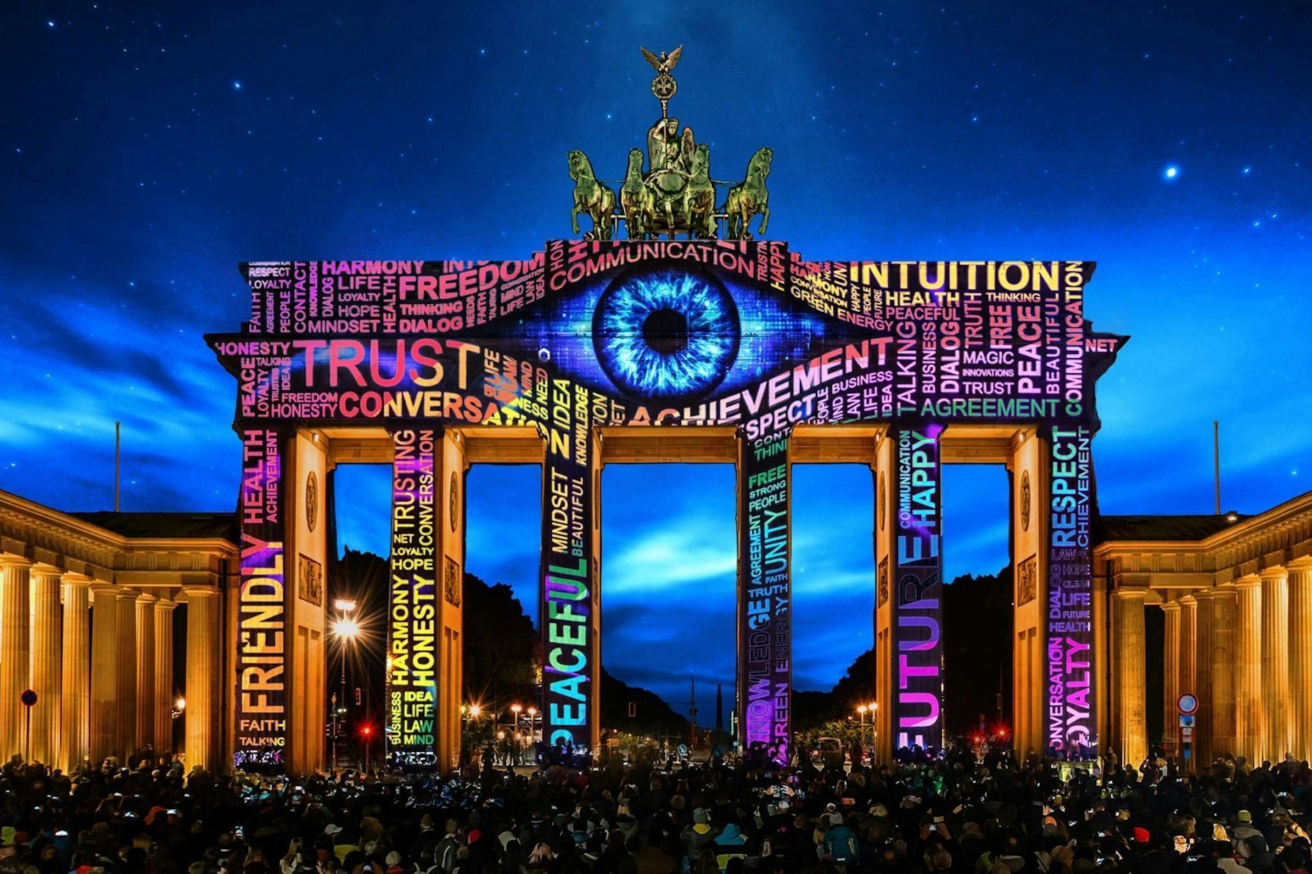 Saurons Auge? Der Blick der Vorsehung? Schlimmer geht immer. Dieses Kostüm musste das Brandenburger Tor am 29. September tragen.&nbsp;