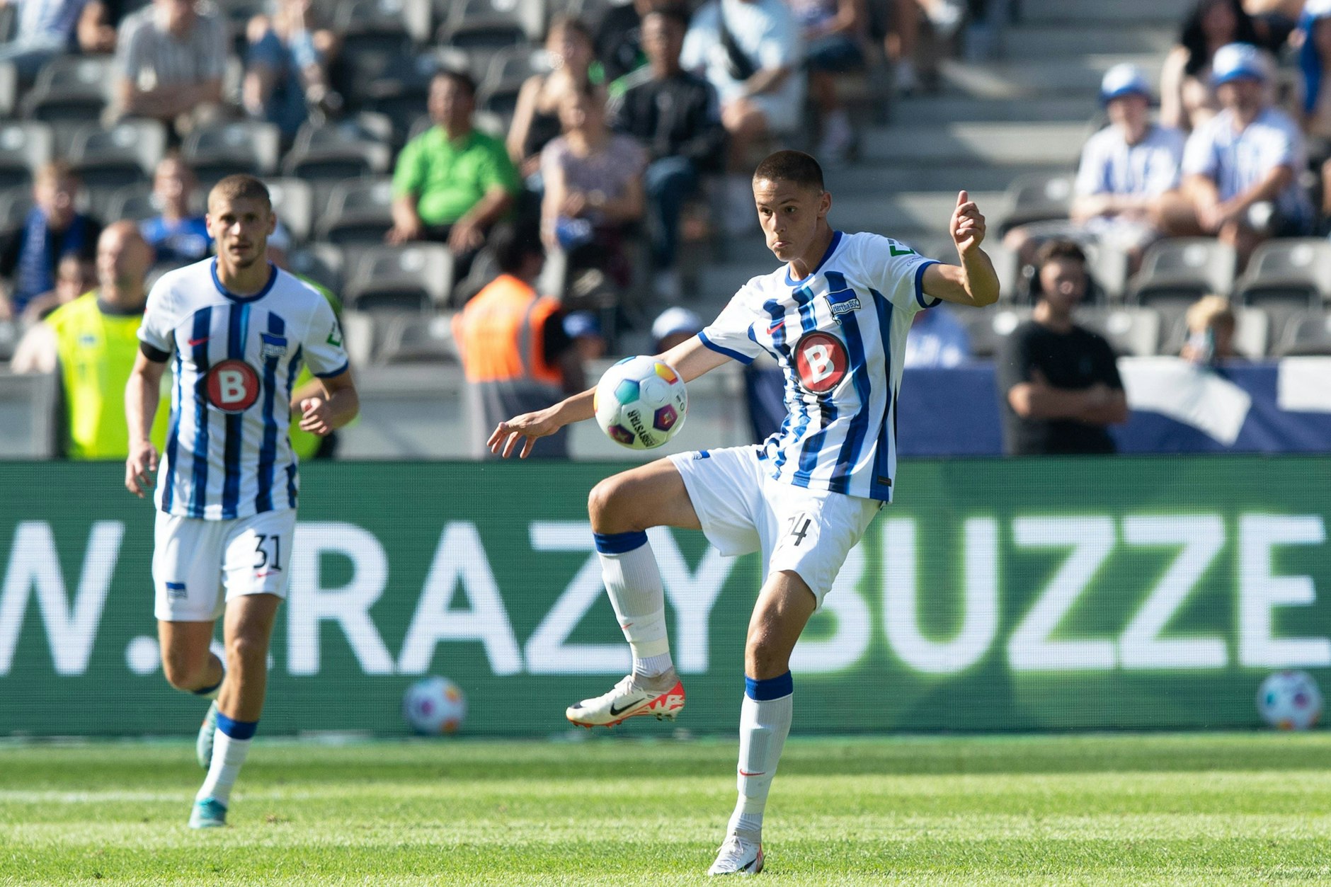 Hertha-Talent Bence Dardai (r.) kam gegen Braunschweig für seinen verletzten Bruder Palko in die Partie, spielte dafür an der Seite seines Bruders Marton (l.).&nbsp;