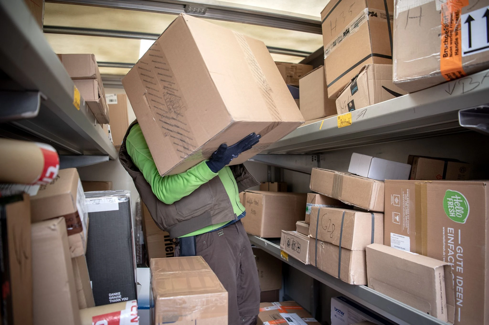 ARCHIV - Die Briefmenge schrumpft seit langem, die Paketmengen wachsen dagegen an.  