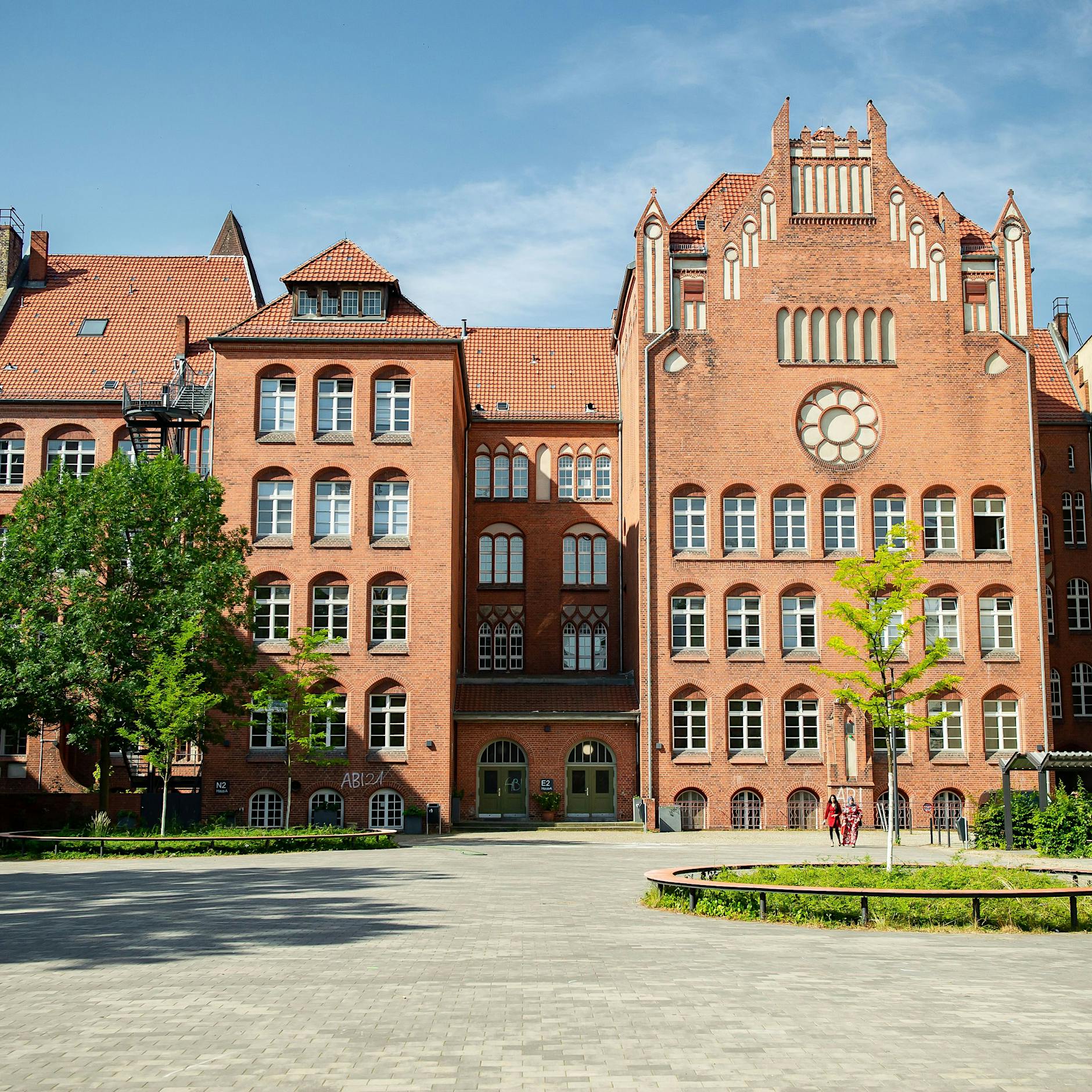 Hass auf Schulhof an Sonnenallee – Polizei vor Ernst-Abbe-Gymnasium