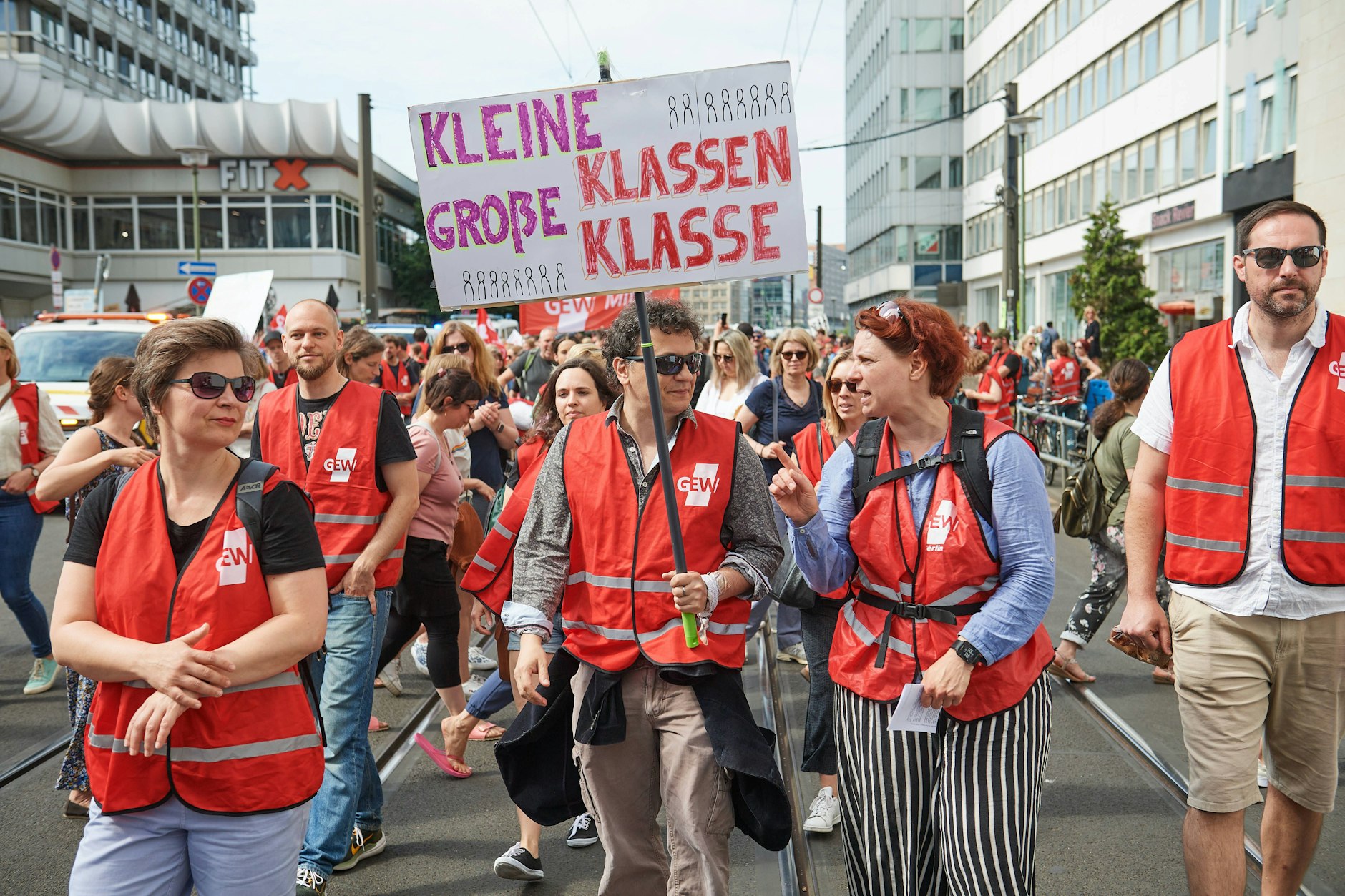 Die Gewerkschaft Erziehung und Wissenschaft (GEW) hat in Berlin wieder zu einem Warnstreik aufgerufen. Das Ziel: kleinere Klassen.