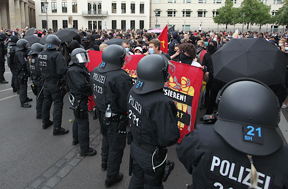 Polizeikette bei einer Demonstration gegen die Corona-Maßnahmen am Brandenburger Tor, August 2020