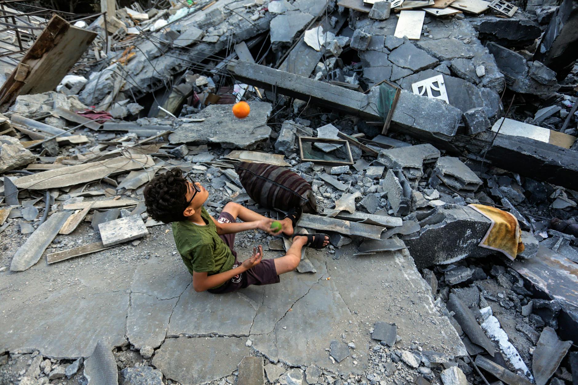 Ein palästinensischer Junge spielt inmitten der Trümmer von Wohngebäuden, die durch israelische Angriffe auf Gaza im Mai 2023 zerstört wurden.