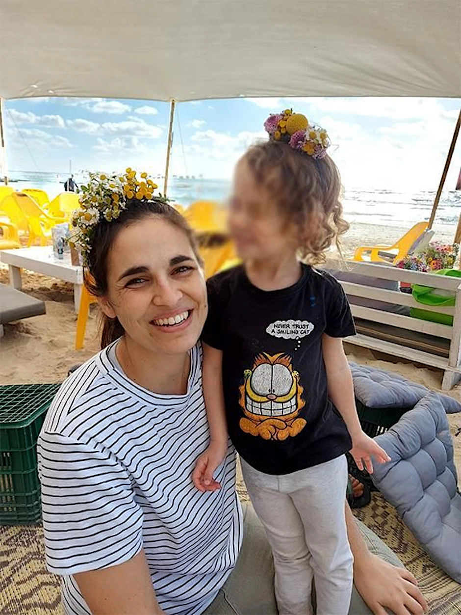 Die entführte Deutsch-Israelin Yarden Romann mit ihrer Tochter Geffen.
