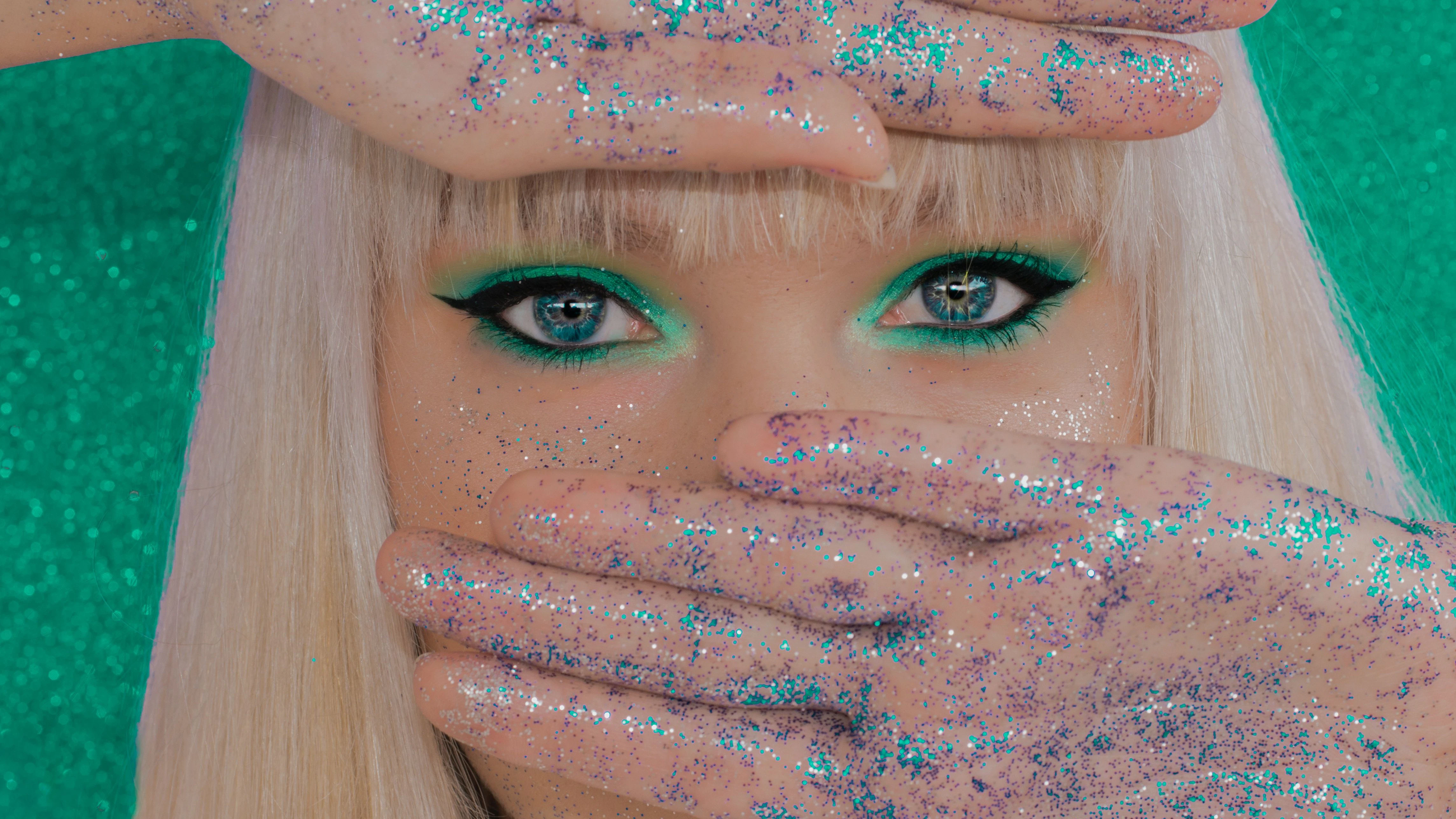 Glitzerschminke ist besonders auf Festivals und im Karneval beliebt.