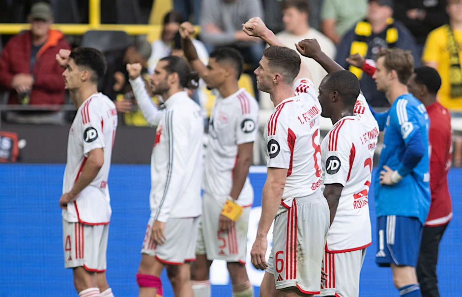 Union Spieler um Robin Gosens (3.v.r.) stehen vor den Fans.  