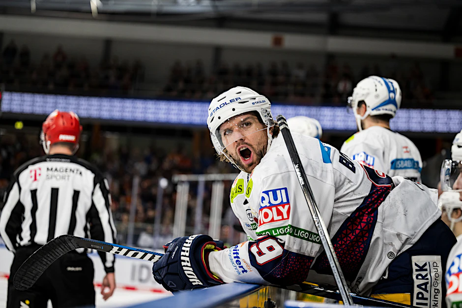 Zach Boychuk, Stürmer der Eisbären Berlin, haut sich nicht nur immer auf dem Eis rein, er geht auch auf der Bank voll mit.