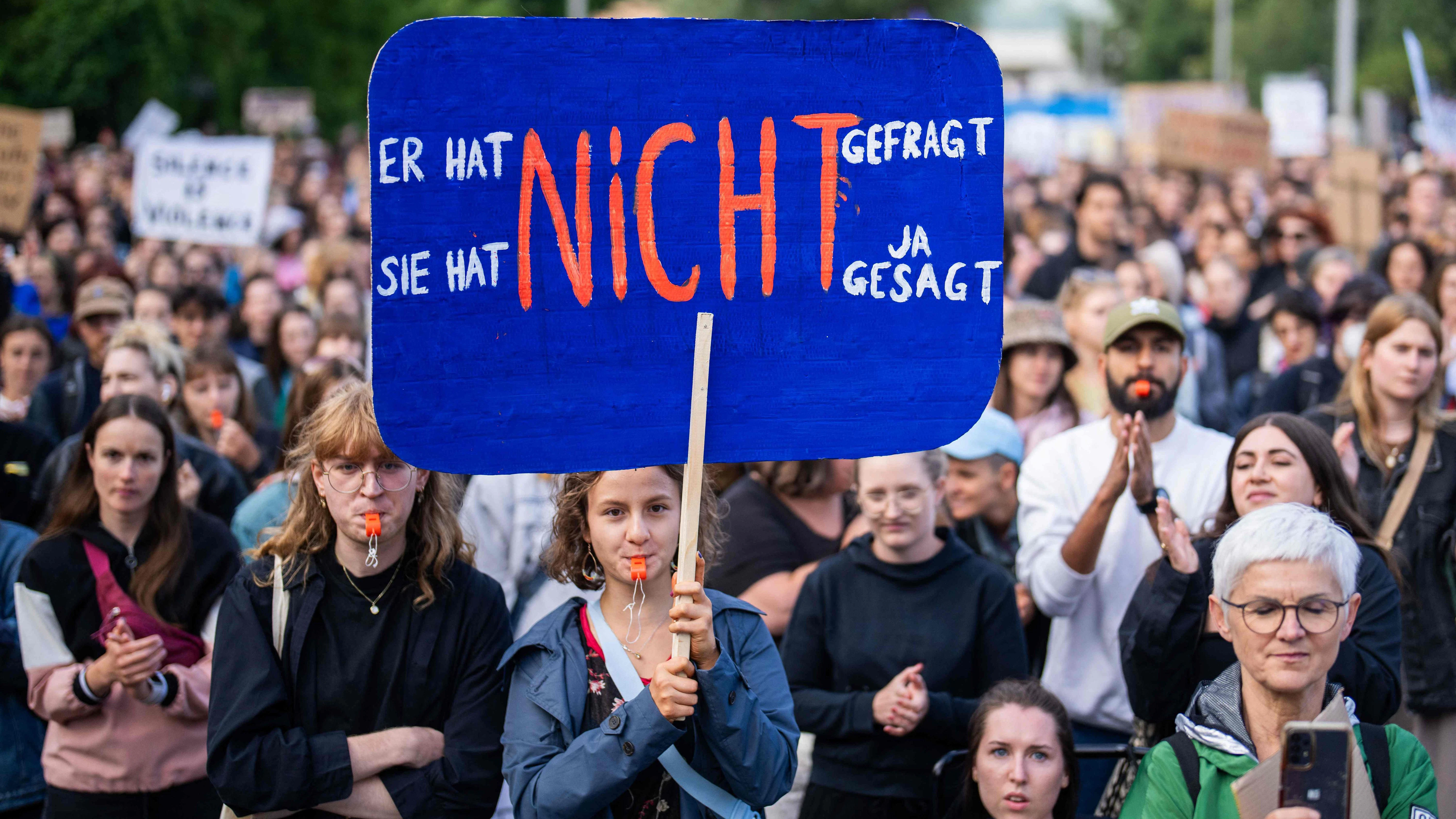 Nachdem die Vorwürfe gegen Lindemann laut geworden waren, wurde vor den Rammstein-Konzerten demonstriert.