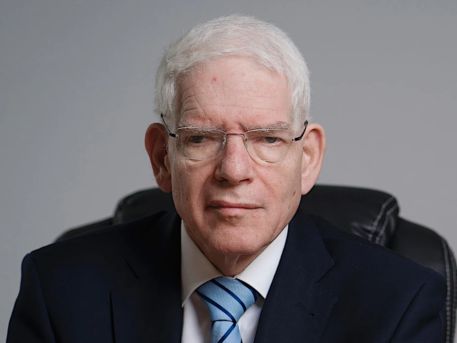 ARCHIV - Josef Schuster, Präsident des Zentralrats der Juden in Deutschland, sitzt bei einem Fototermin in seinem Büro.  