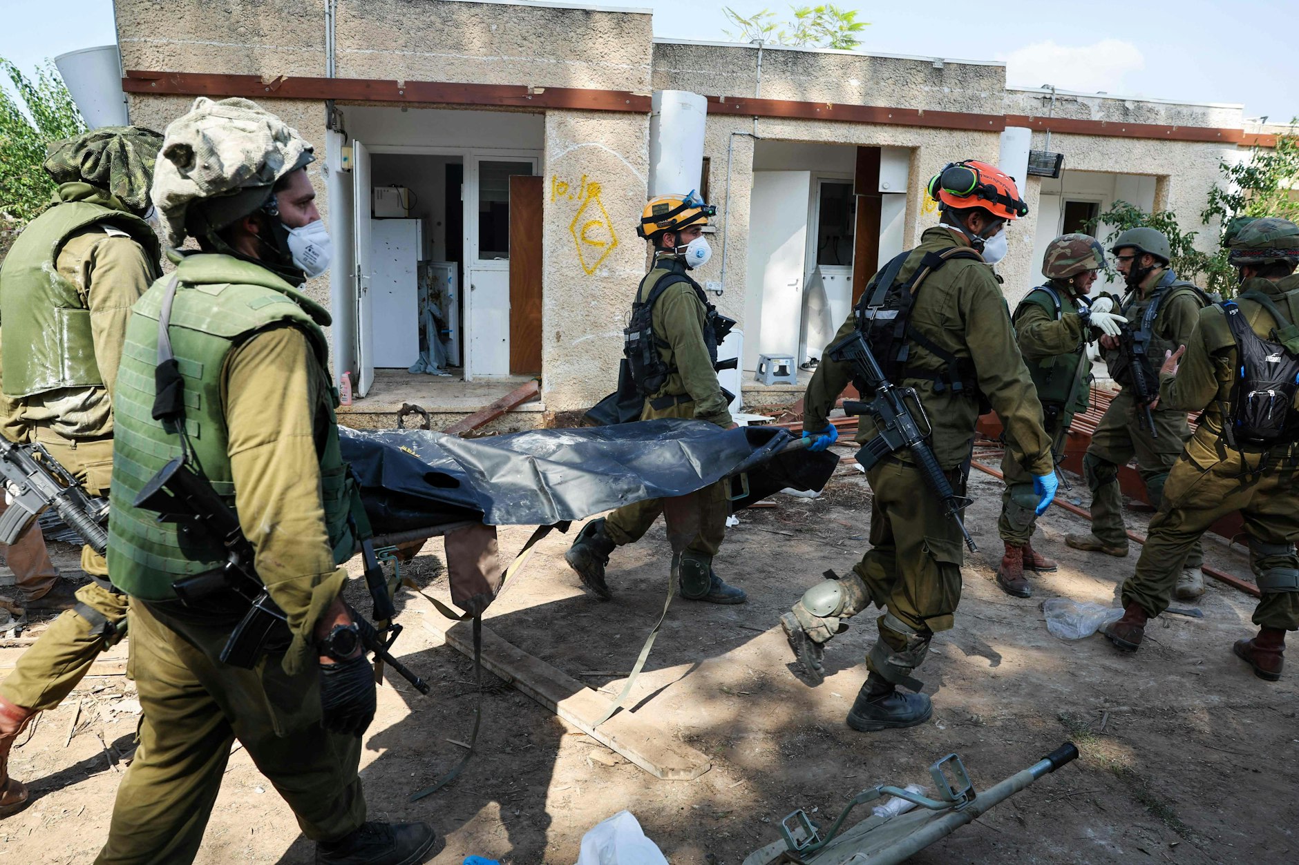 Israelische Soldaten tragen Leichen aus dem Kibbuz Kfar Aza. Die Hamas-Terroristen sollen bei dem Massaker Babys enthauptet haben.