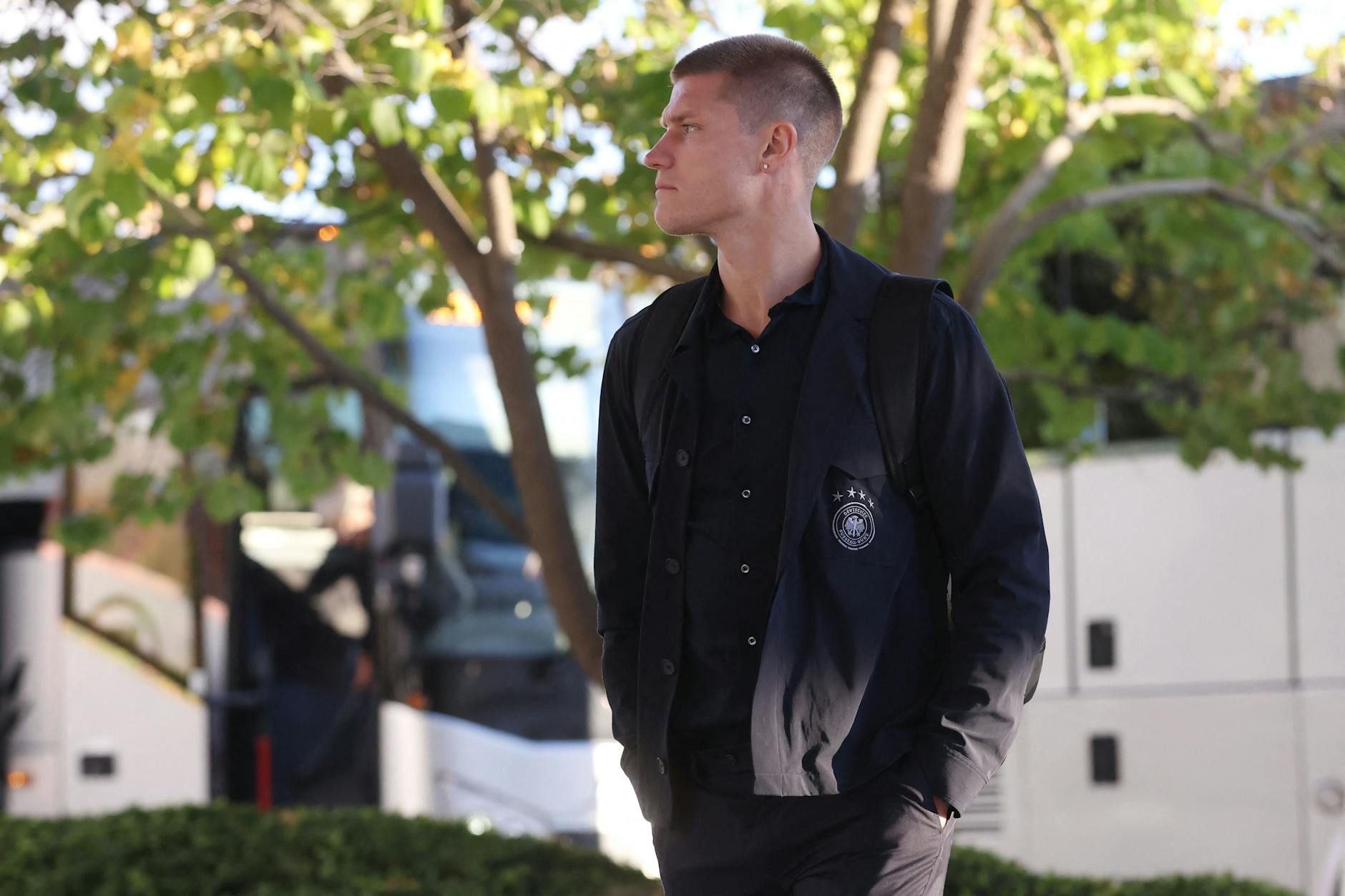 Union-Stürmer Kevin Behrens (32) ist das erste Mal bei der Nationalmannschaft, schaut sich nach der Ankunft in Boston erst mal um.