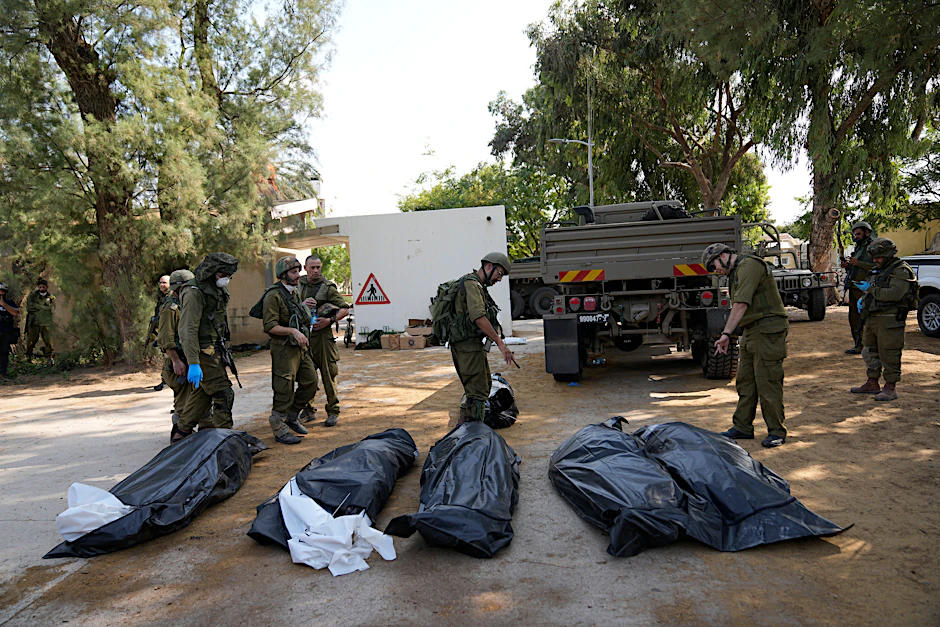 Kibbutz Kfar Azza: Israelische Soldaten stehen neben Leichen von Israelis, die in dem Ort von Hamas-Kämpfern hingerichtet wurden.&nbsp;