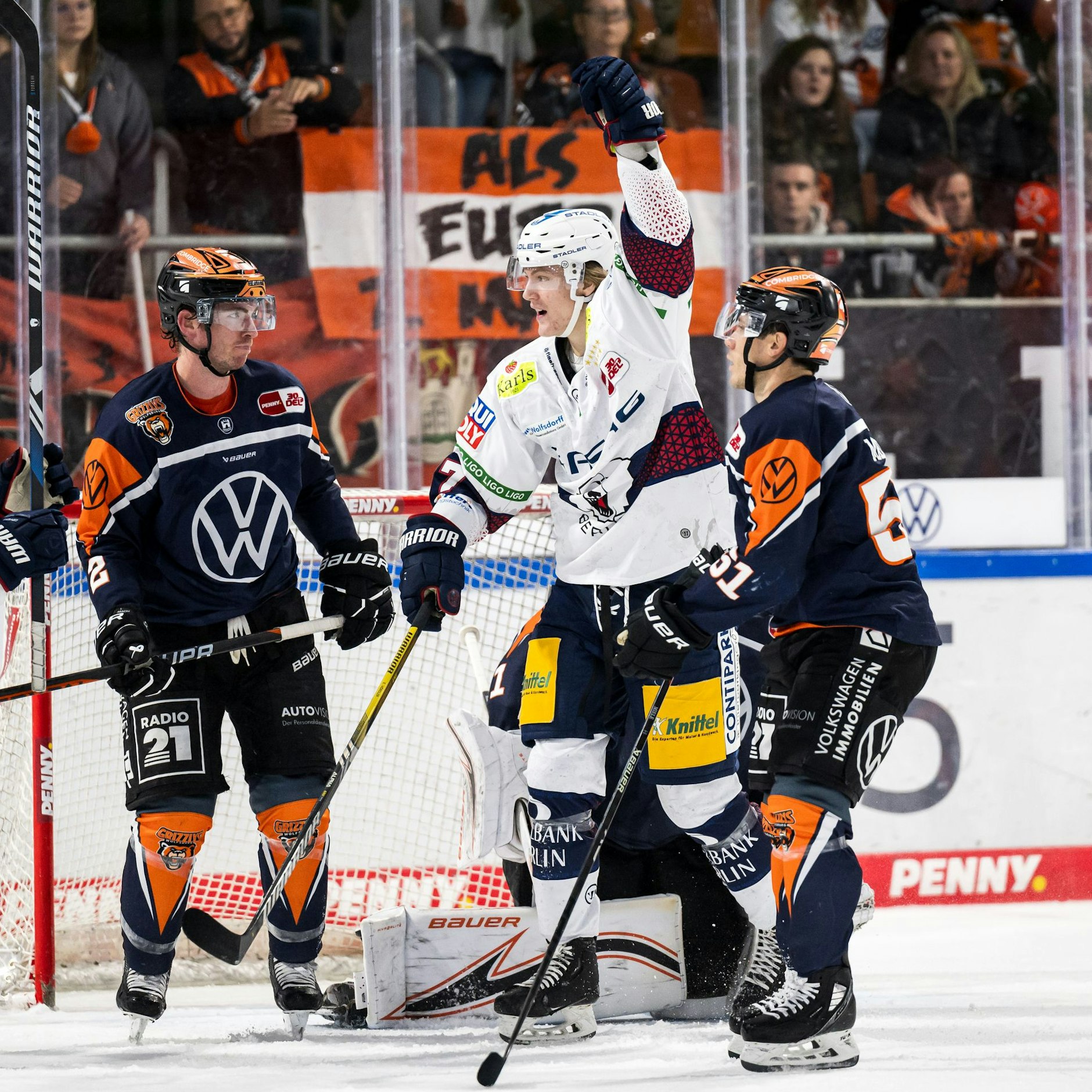 Drin, der Puck ist drin! Eric Hördler jubelt nach dem 5:0 in Wolfsburg, seinem ersten DEL-Tor.