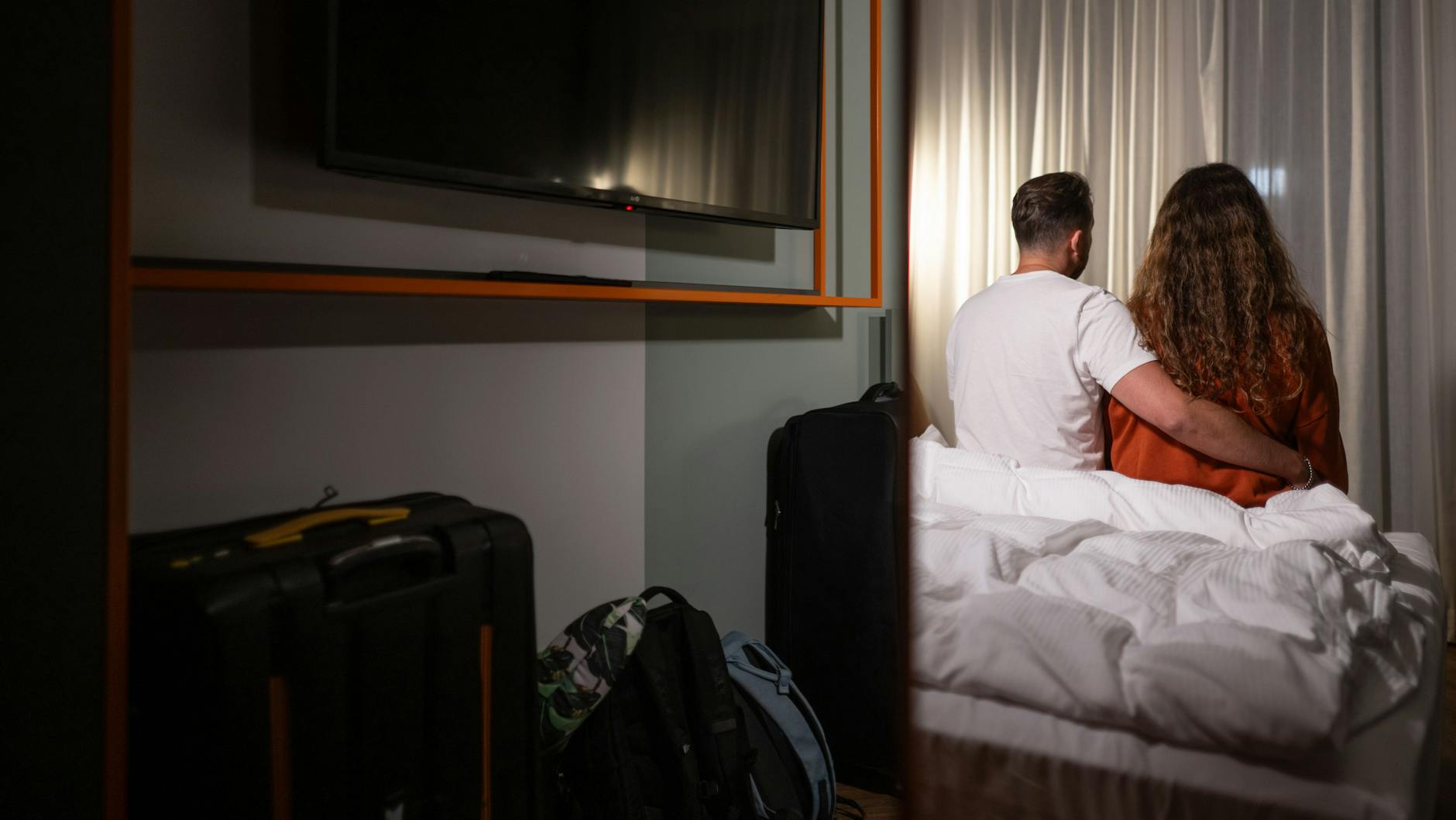 Denis sitzt mit seiner Freundin in einem Hotelzimmer unweit des Flughafens BER. Das Paar war für einige Tage nach Berlin gereist. Dann geschah der Angriff auf die Heimat.