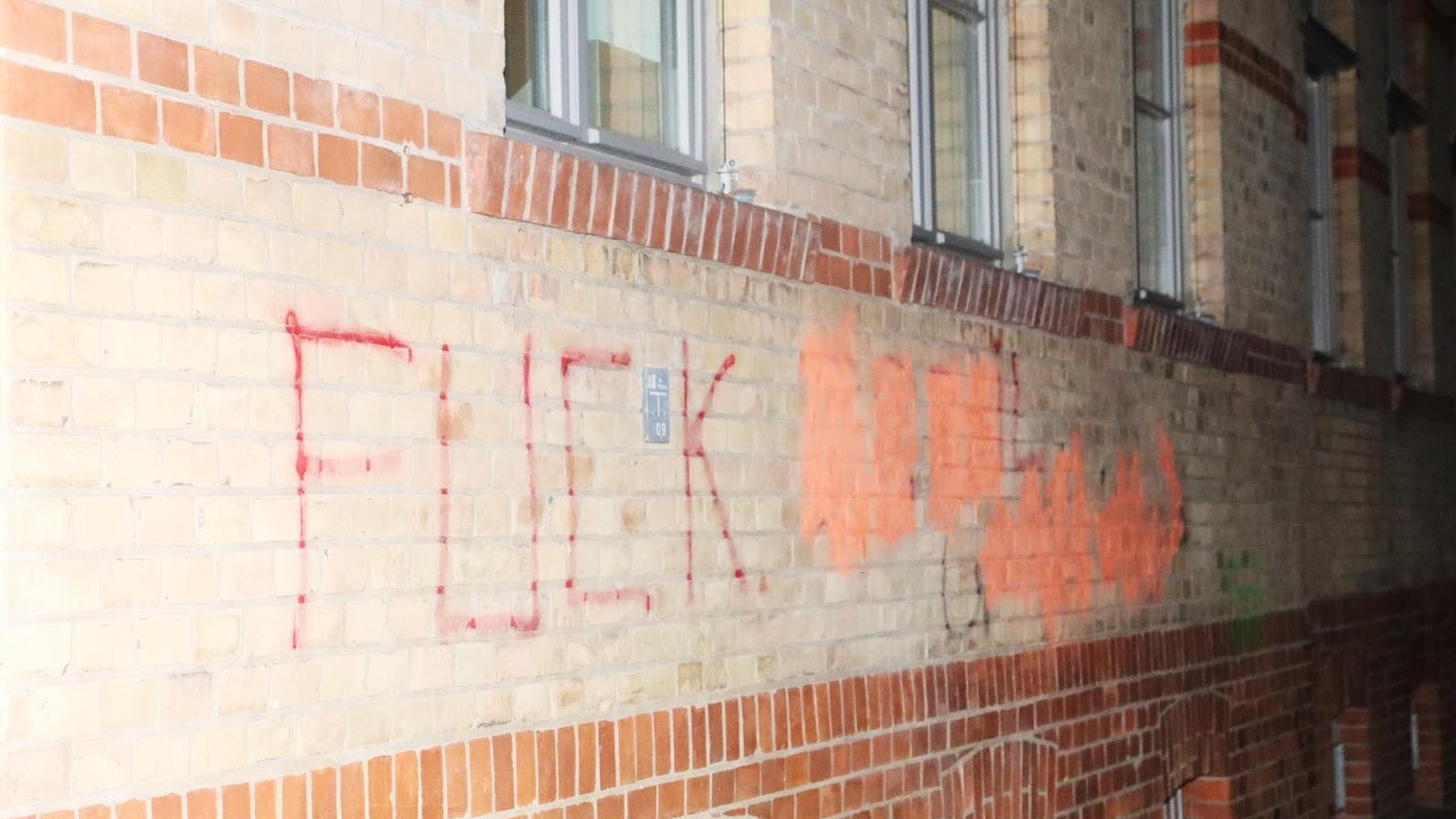 Hetz-Parolen wurden auch an die Fassade einer Schule in Neukölln gesprüht. Das Wort Israel haben Polizisten bereits unkenntlich gemacht.