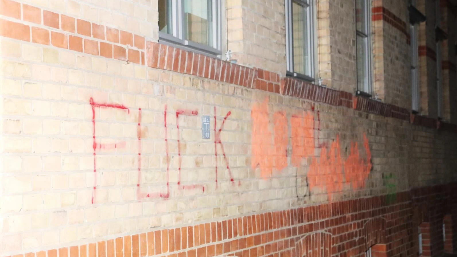 Hetz-Parolen wurden auch an die Fassade einer Schule in Neukölln gesprüht. Das Wort Israel haben Polizisten bereits unkenntlich gemacht.