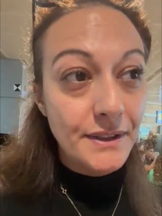 Jasmin E., eine&nbsp;junge Deutsche, sitzt in Tel Aviv fest – und berichtet darüber bei X (früher Twitter).