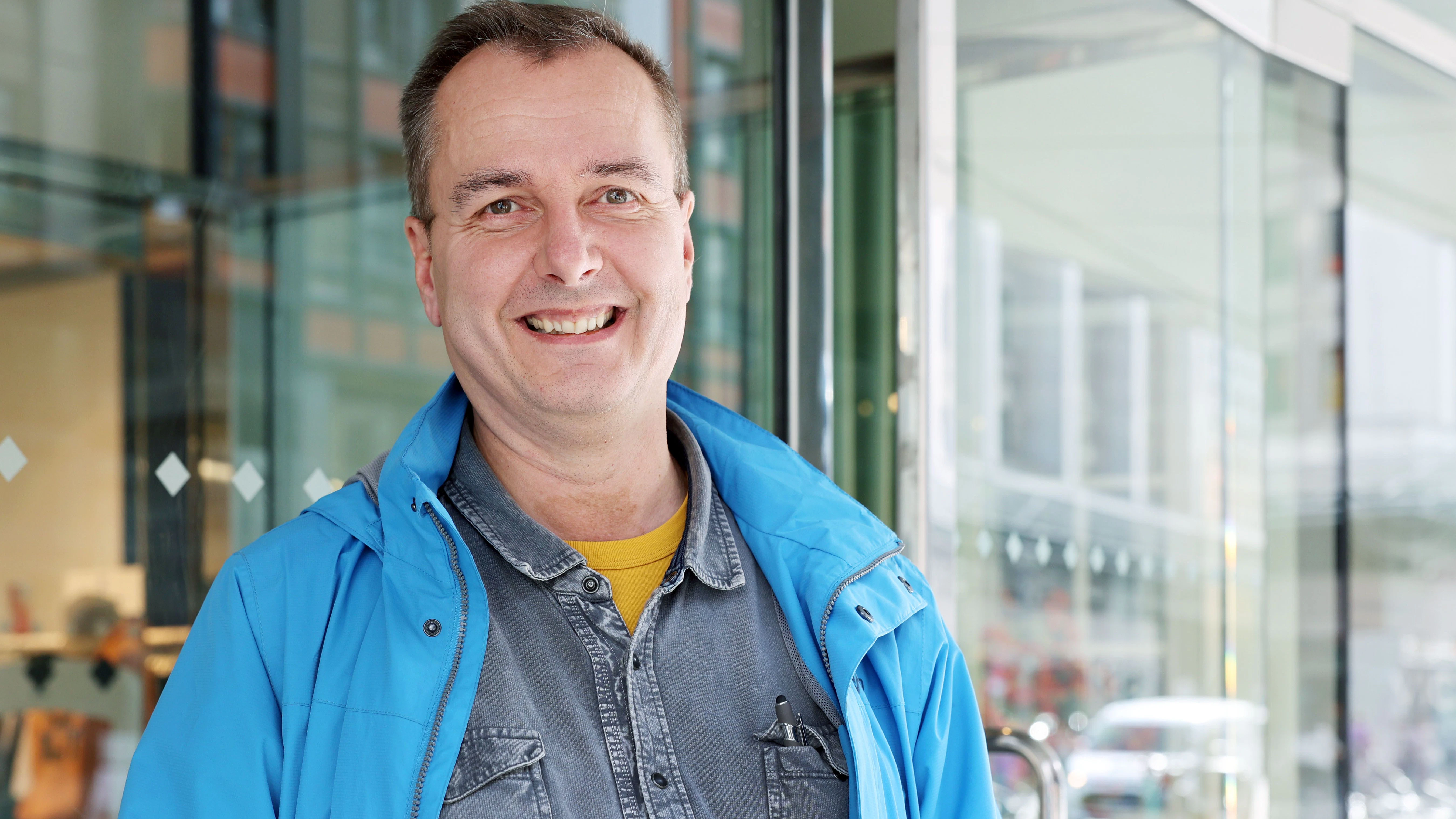 Rainer Schwieger (55) aus Rostock juckt die Schließung des Kaufhauses weniger.