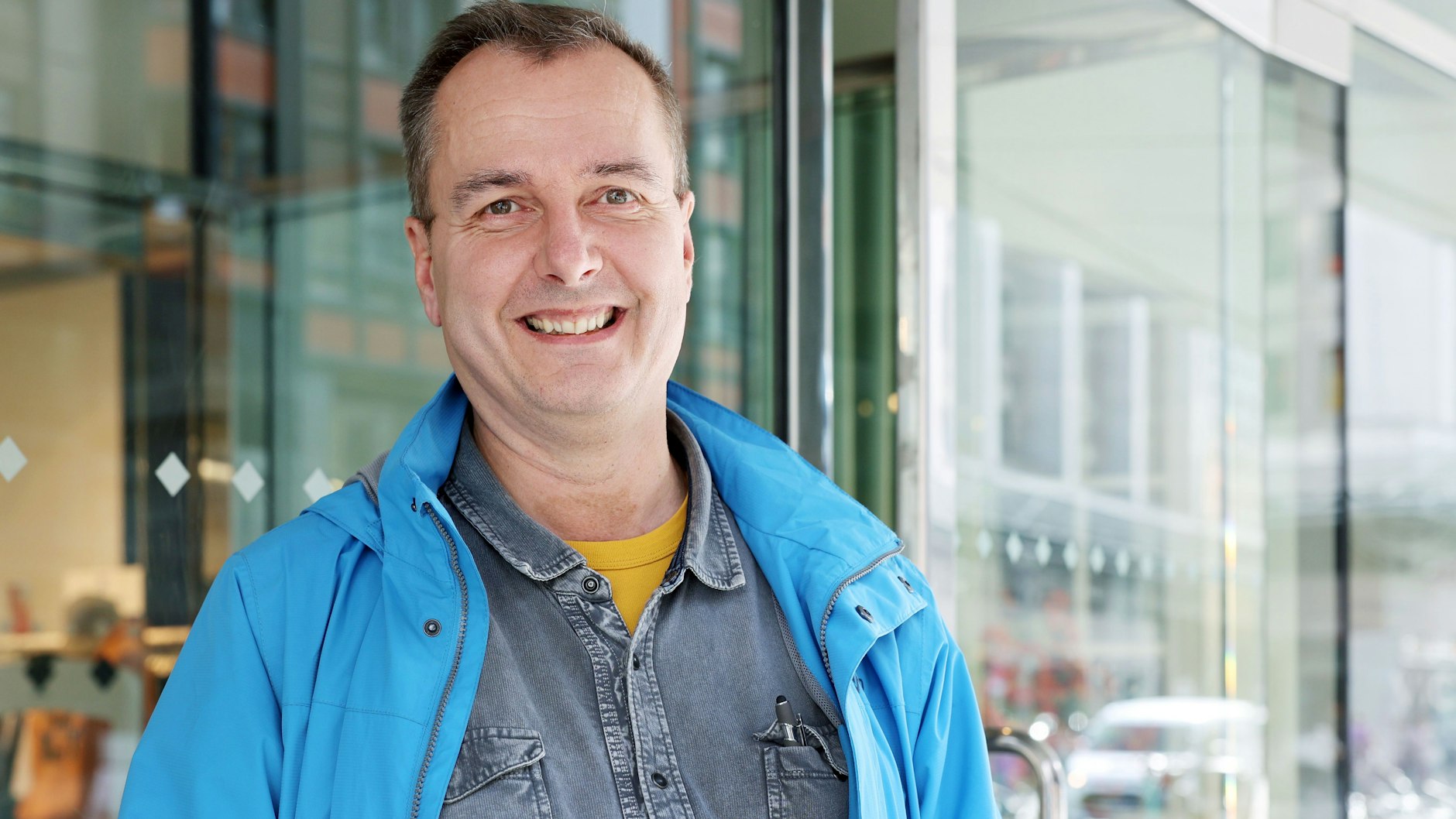 Rainer Schwieger (55) aus Rostock juckt die Schließung des Kaufhauses weniger.