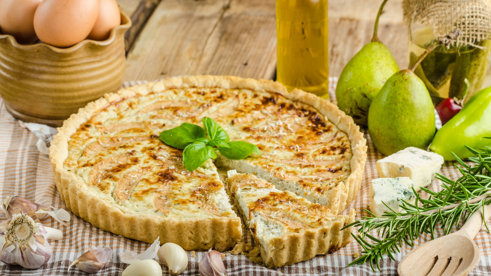 Dieses klassische Rezept für Quiche Lorraine schmeckt der ganzen Familie.