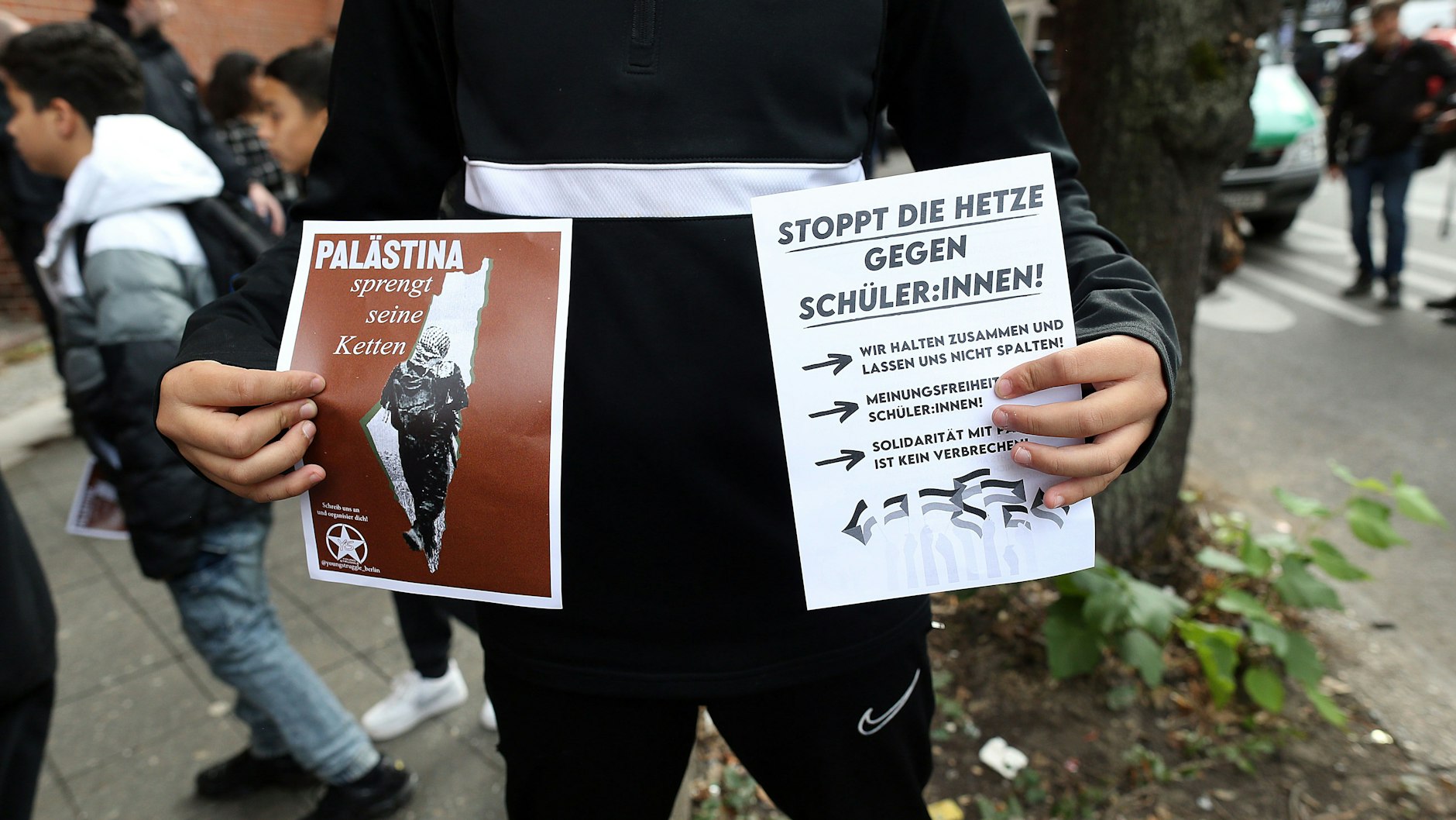 Diese pro-palästinensischen Flyer wurden vor der Schule gezeigt.&nbsp;