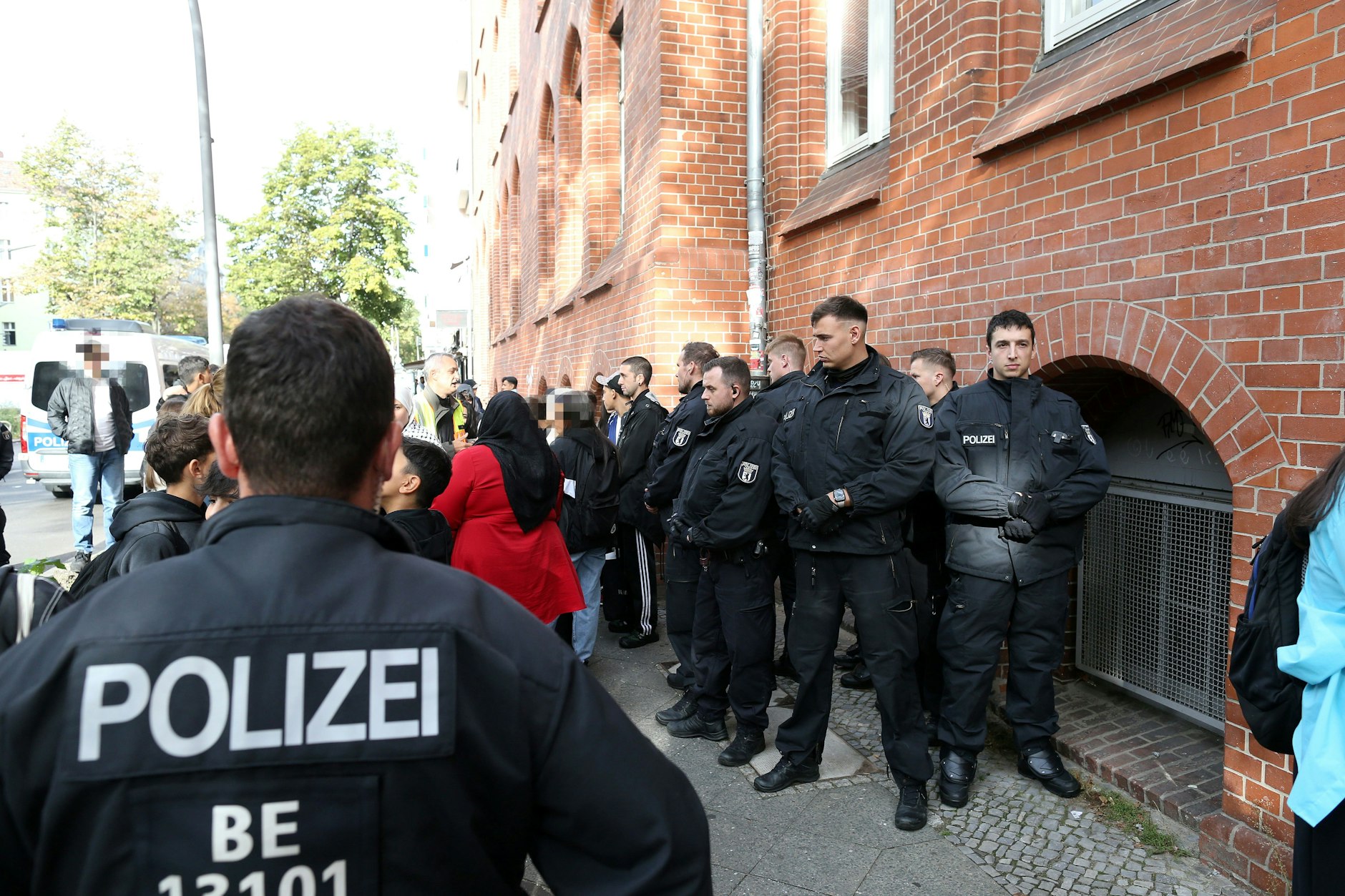 Protest vor dem Ernst-Abbe-Gymnasium in Berlin. Die Polizei ist im Einsatz.