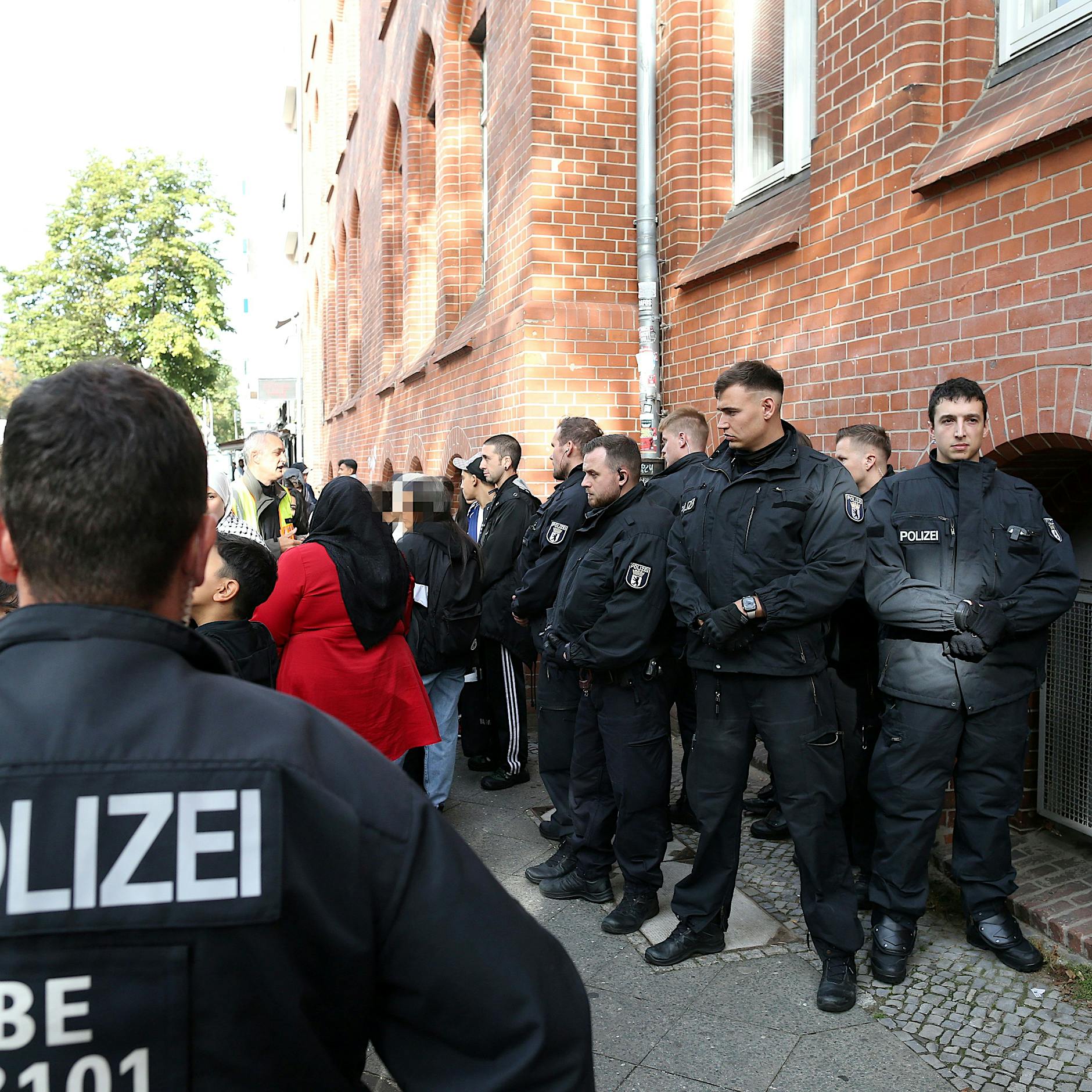 Israel-Gaza-Konflikt – Protest vor Berliner Ernst-Abbe-Gymnasium: Eltern und Schüler von Polizei umzingelt